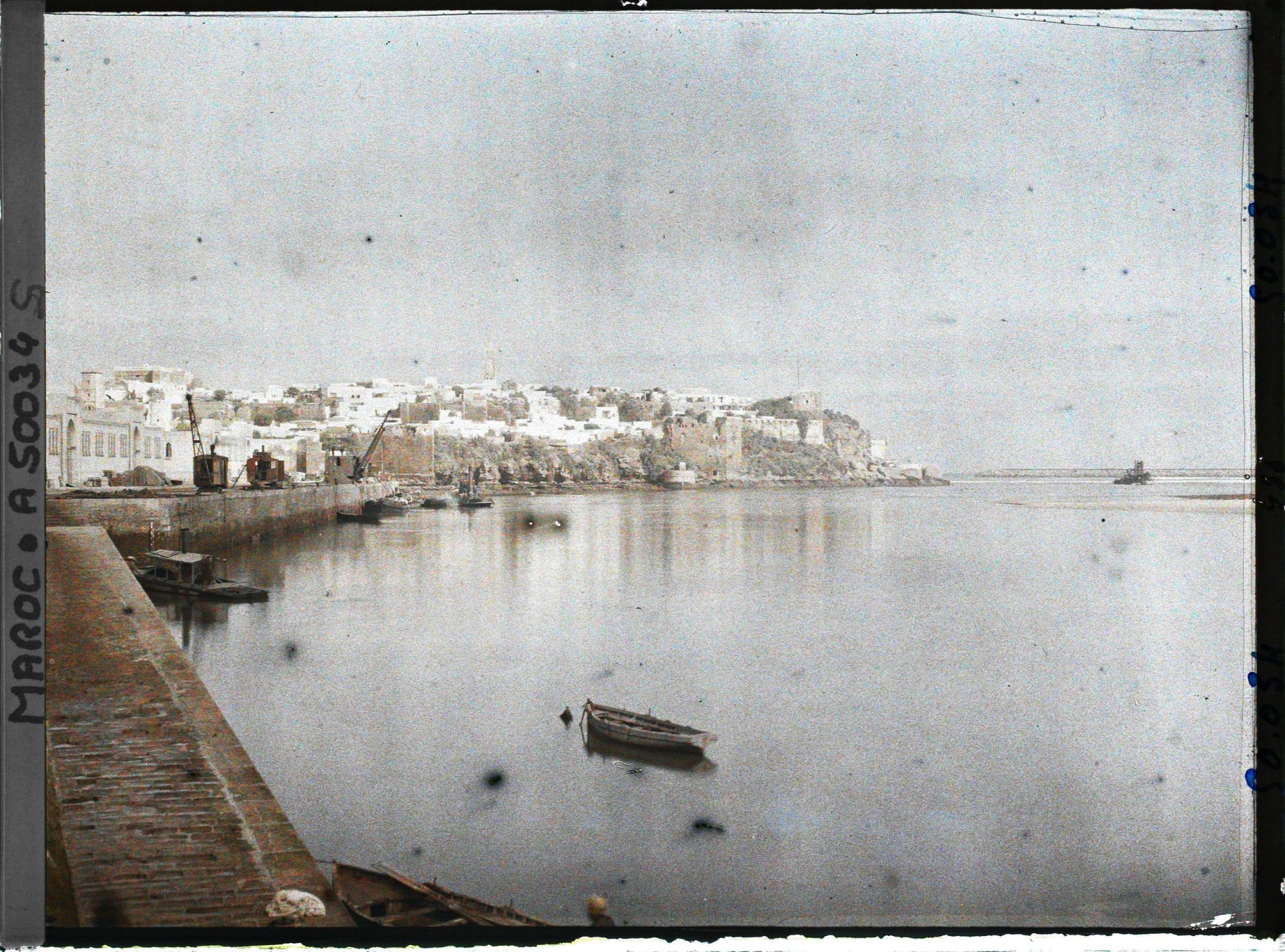 Image représentant Une vue éloignée de la casbah des Oudaïa au bord du fleuve Bou Regreg