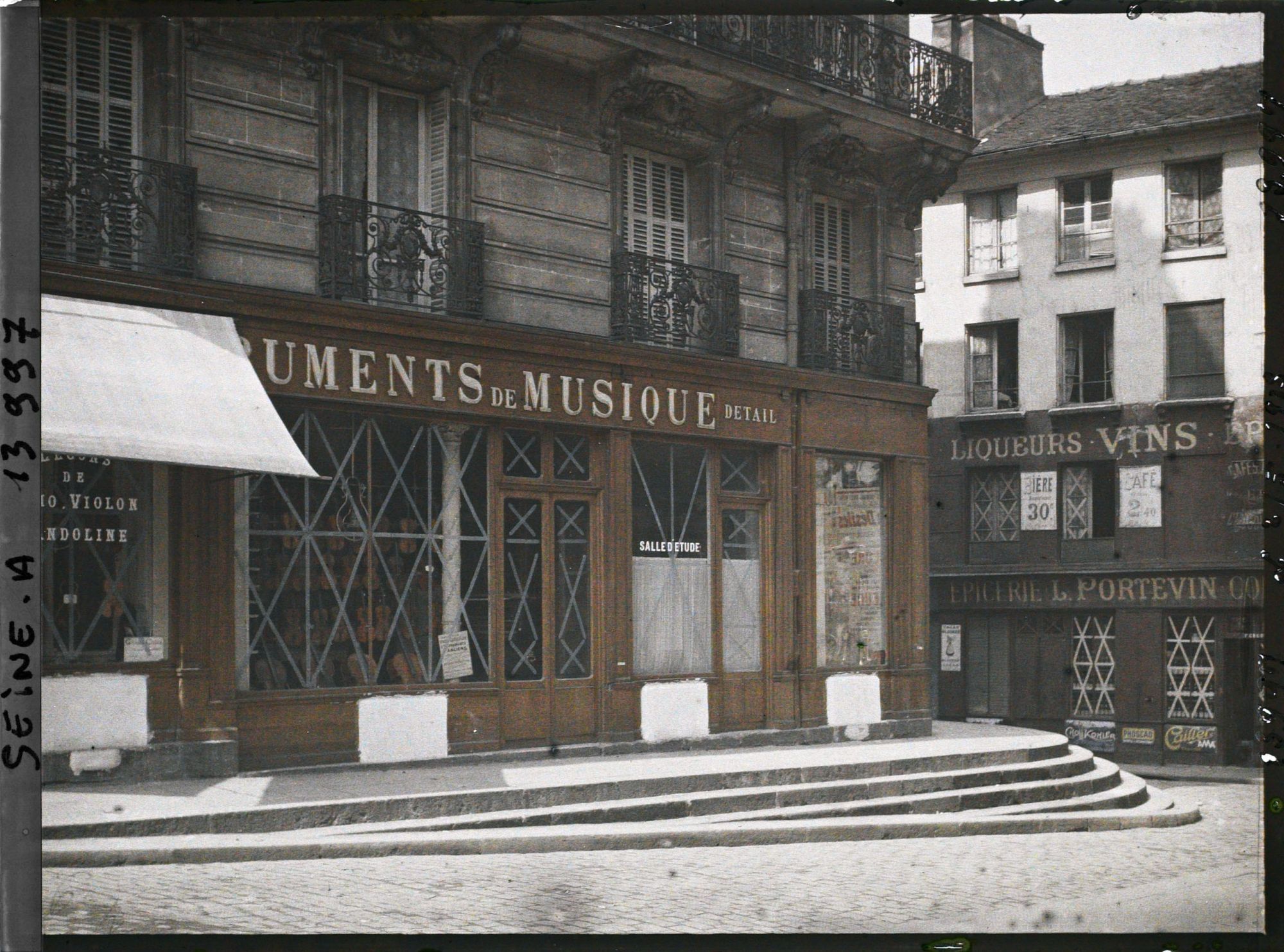 Image représentant Vitrines de magasin protégées contre les bombardements rue des Anglais et rue Domat