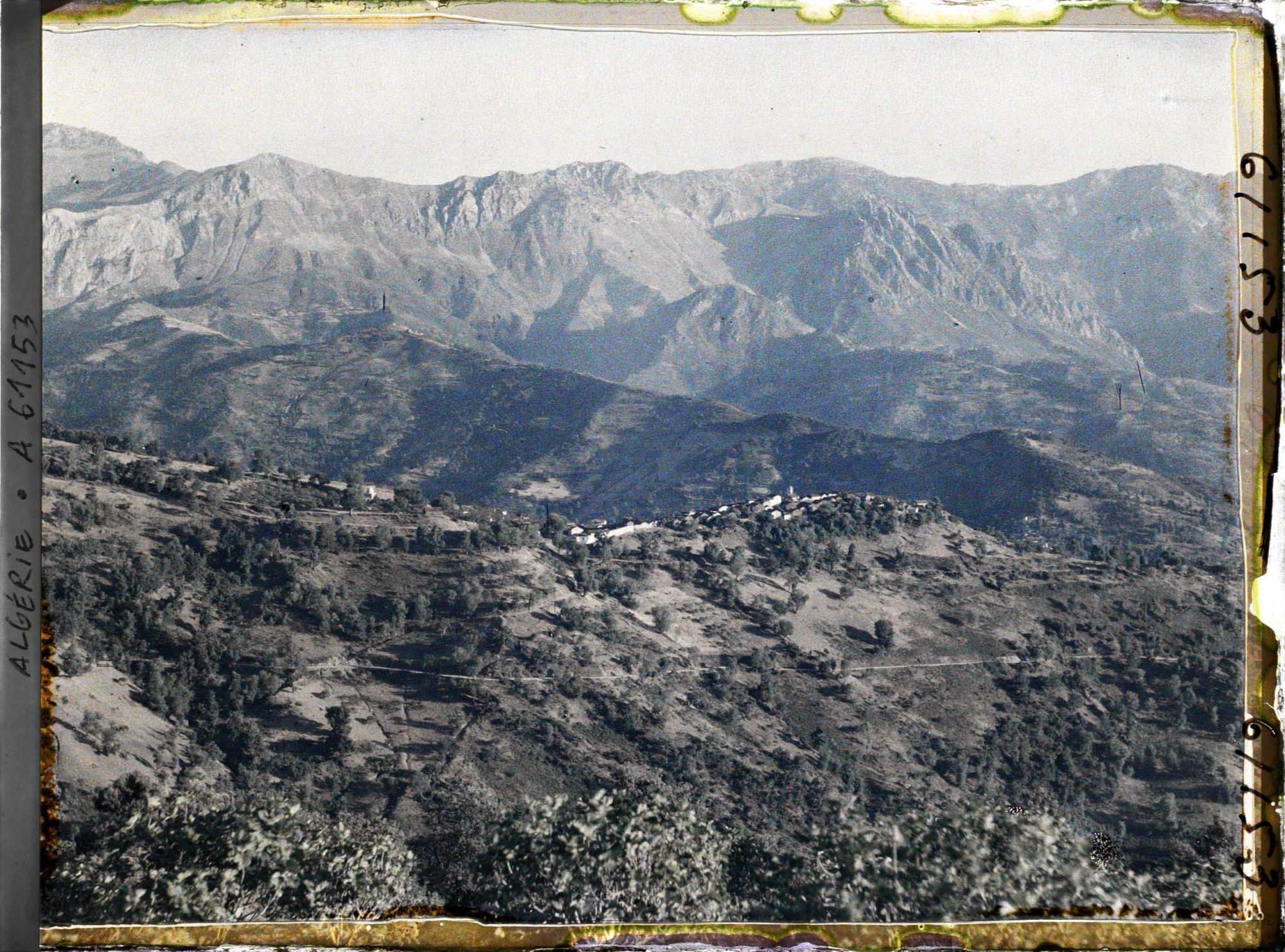 Image représentant Vue vers les crêtes de l'Azerou Tidjer et du village de Taourirt Amokrane