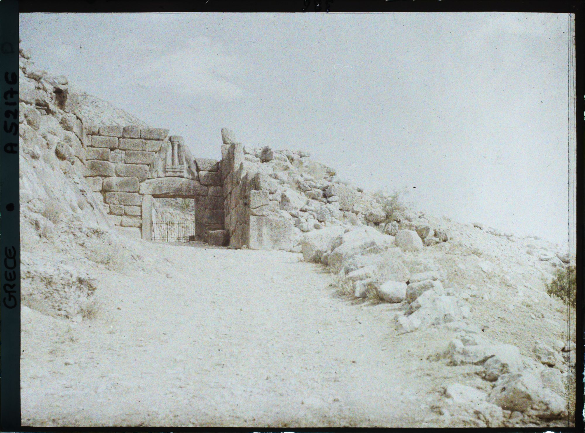 Image représentant Vers la Porte des Lionnes (porte principale de l'Acropole, au nord-ouest)