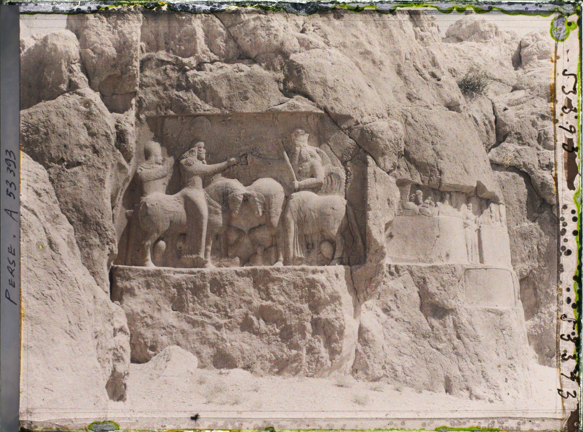 Image représentant Bas-relief sassanide représentant l'investiture d'Ardashir 1er par le dieu Ahura Mazda