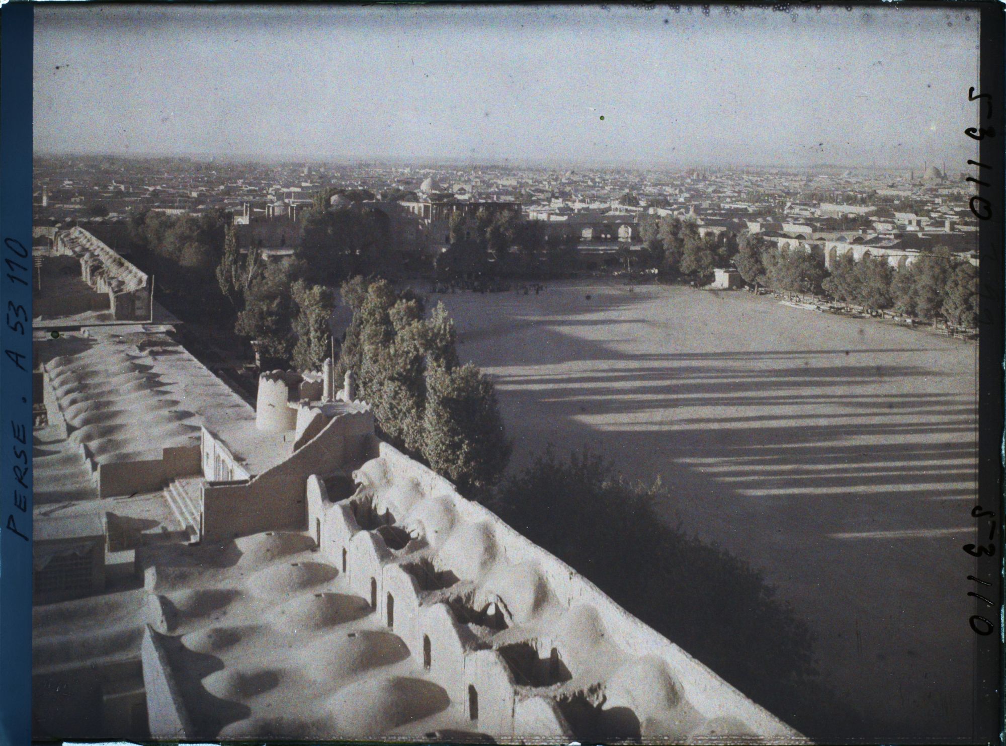Image représentant La place Naghsh-e Jahan ou Meydan-i-Chah (place Royale), vers le bazar, au nord