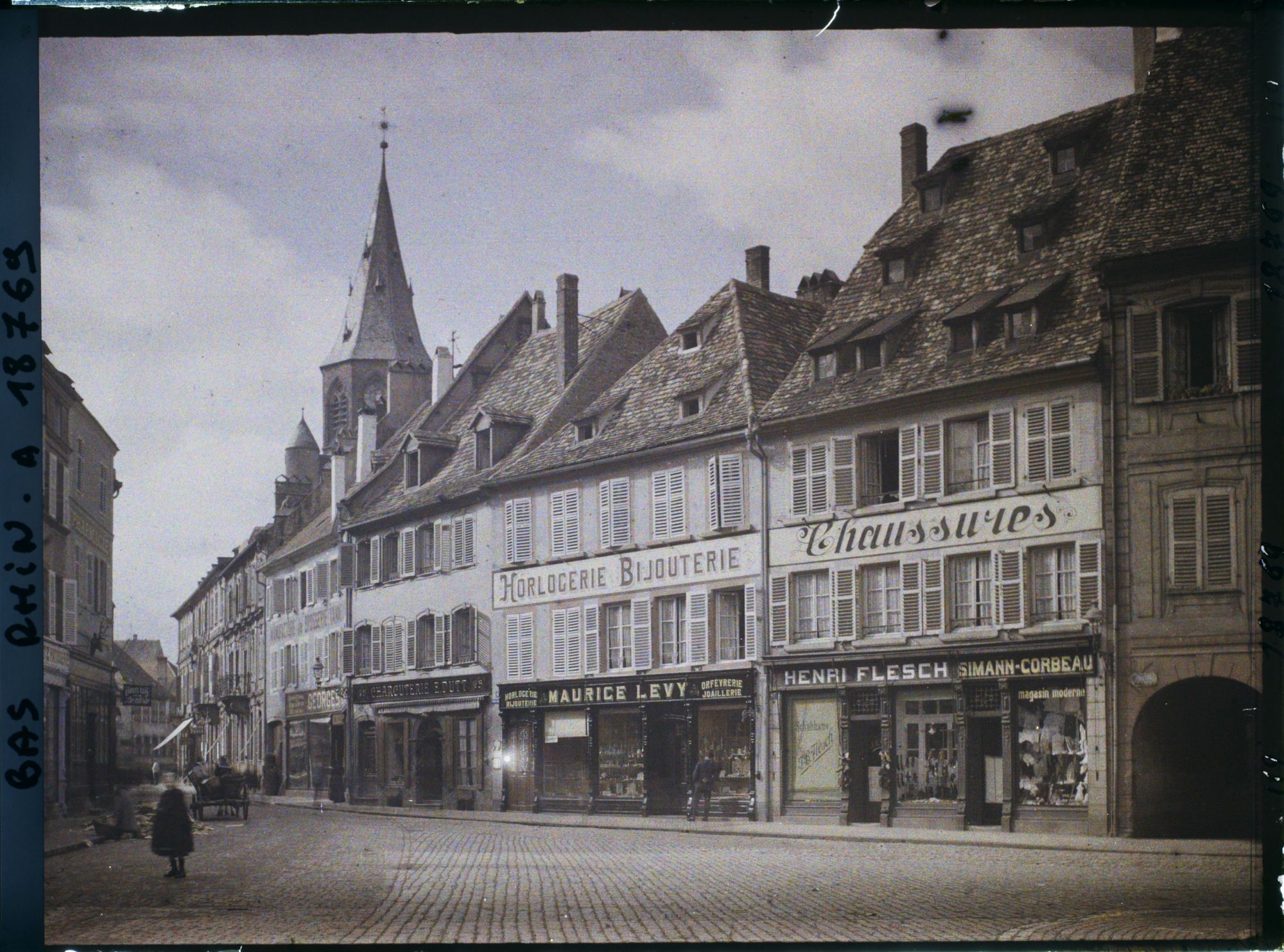 Image représentant France, Haguenau, Grande rue et l'Eglise St Georges vues de la place d'Armes