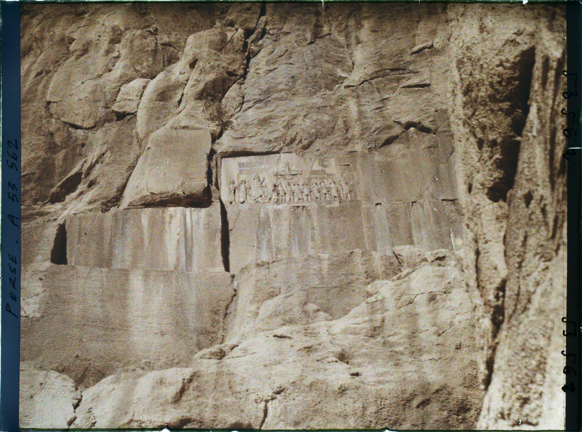 Image représentant Le monument de Darius 1er : bas-relief et inscriptions trilingues en cunéiformes, à 63 mètres de hauteur (521-524 avant J.-C.)
