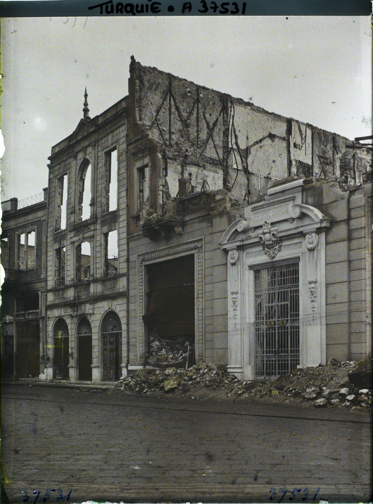 Image représentant Turquie, Smyrne, Les Quais de Smyrne - Immeuble incendié de l'Oriental Carpet