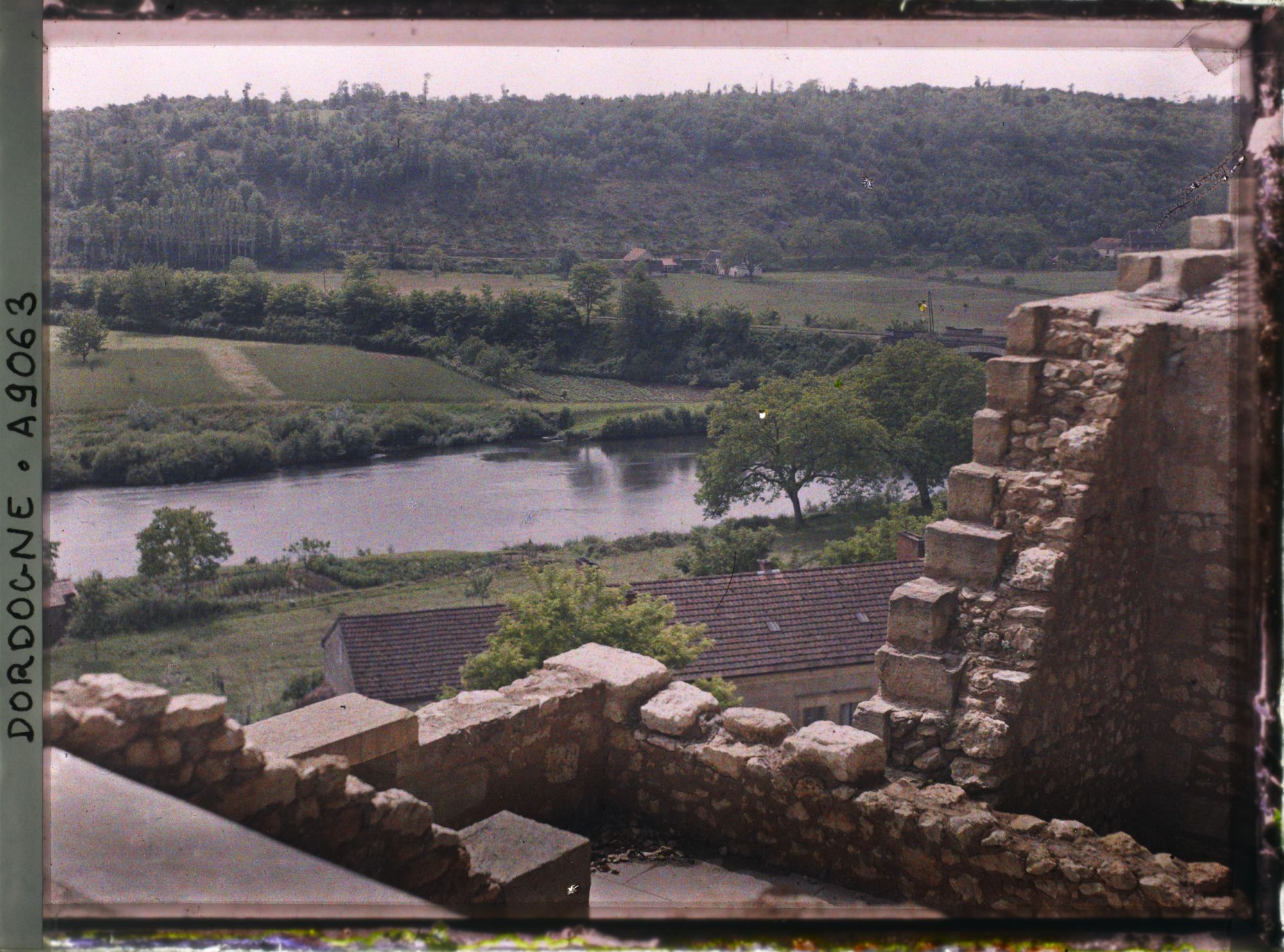 Image représentant France, Les Eyzies (Dordogne), Vue au Sud prise de la terrasse s/ la Vallée de la Vézère