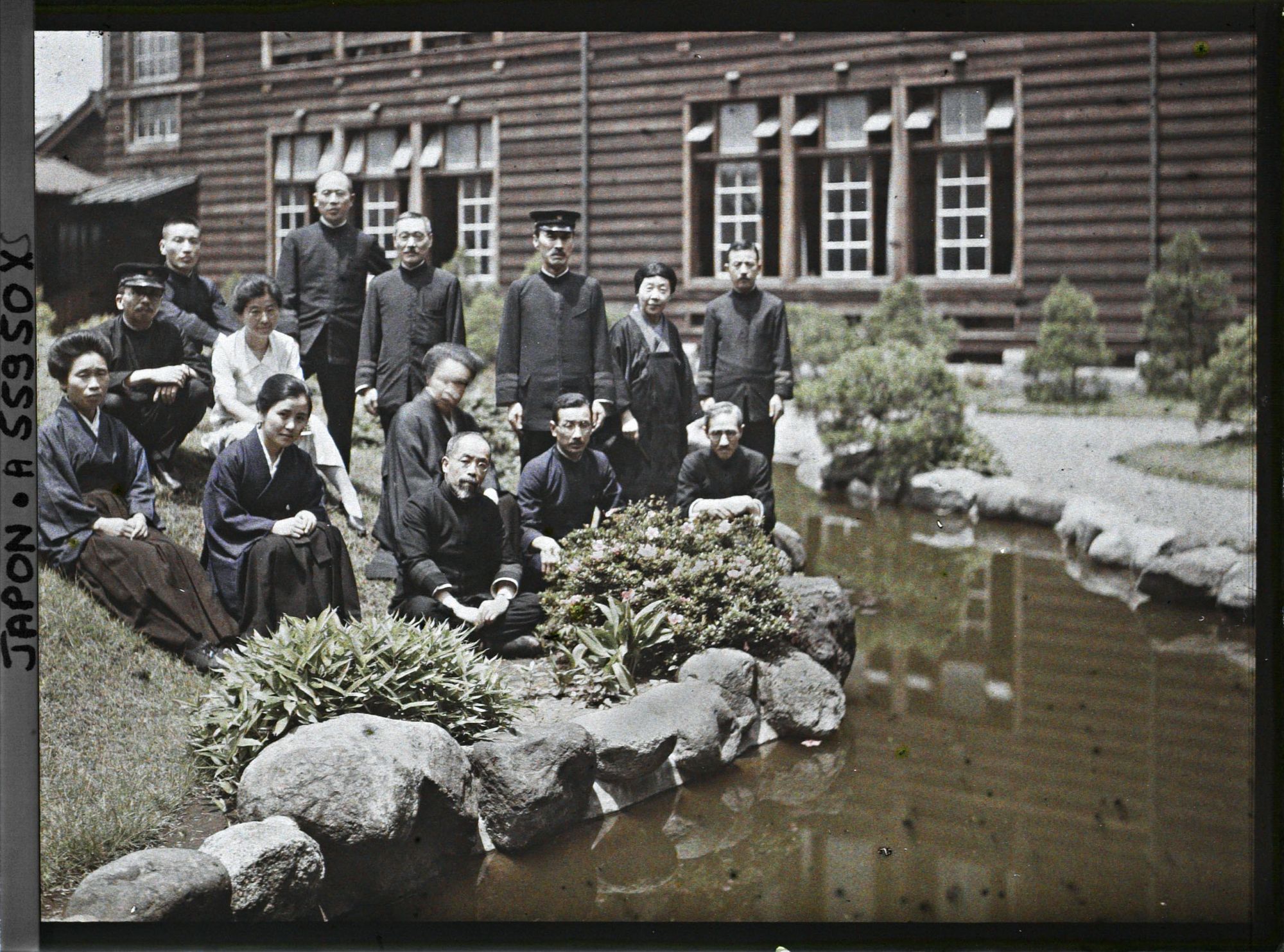 Image représentant Ecole d'Aoyama ou bien école Gakushuin réservée à l'aristocratie (?), groupe de professeurs dans le jardin