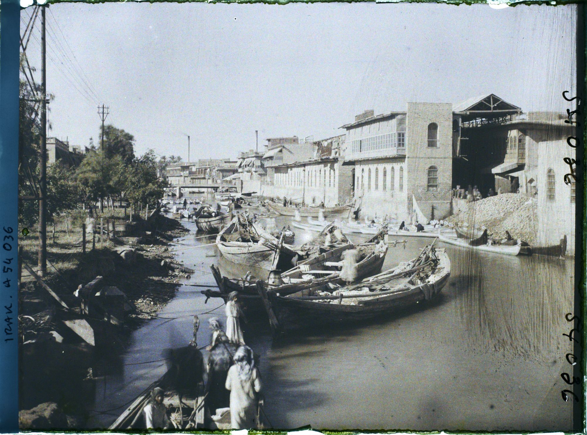 Image représentant Sur le canal dans l'ancien quartier portuaire d'Ashar