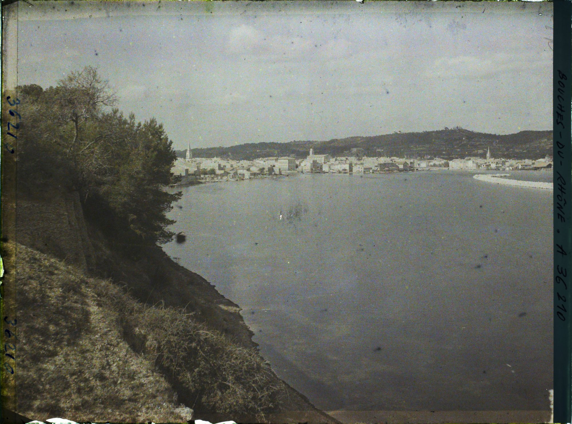 Image représentant Vue générale de la ville avec le canal de Marseille au Rhône
