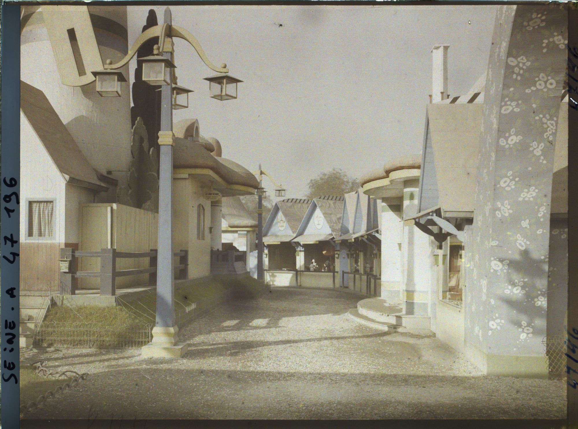 Image représentant L'Exposition des arts décoratifs, le Village du Jouet, quai d'Orsay