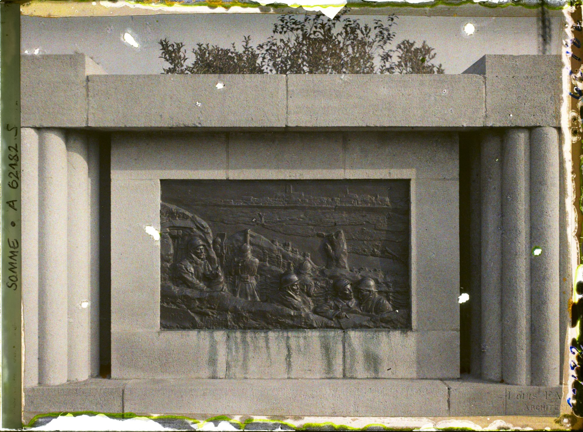 Image représentant Somme, Péronne, Le monument aux Morts de la Ville Bas relief de droite