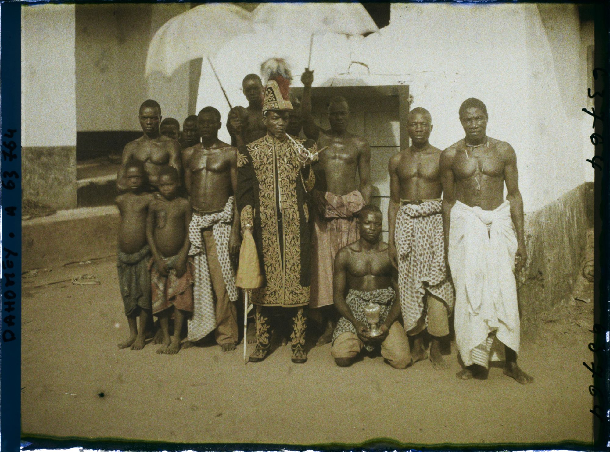 Image représentant Le roi Tôli fumant la pipe et ses dignitaires