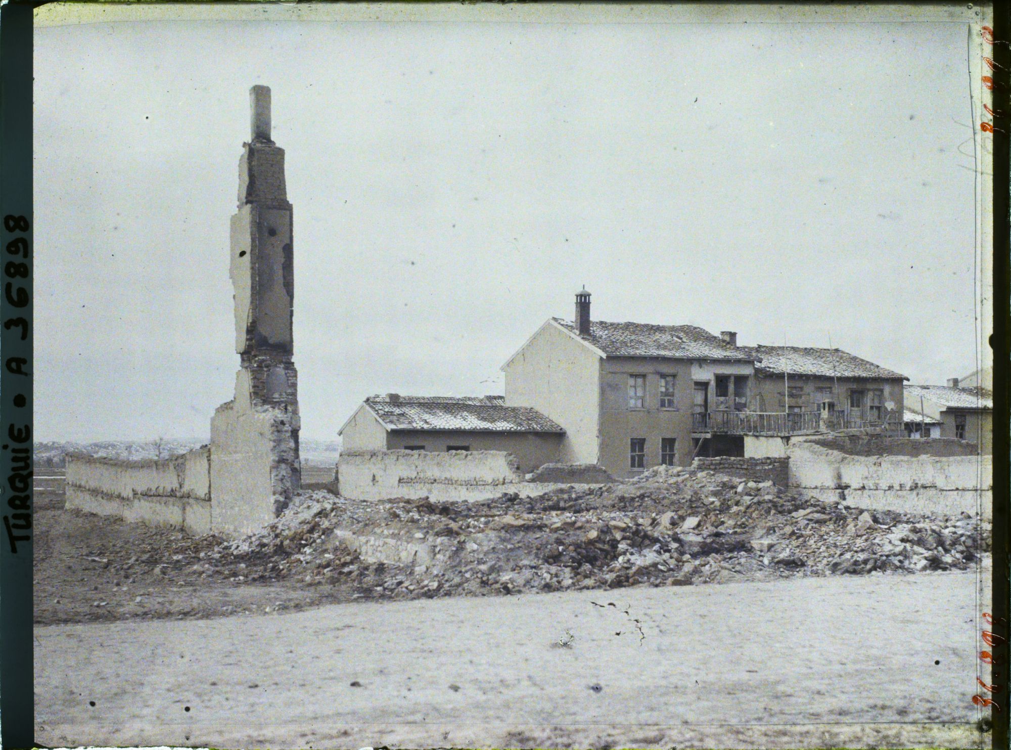 Image représentant Turquie, Eski-Ckehir, Ruines et maison intacte