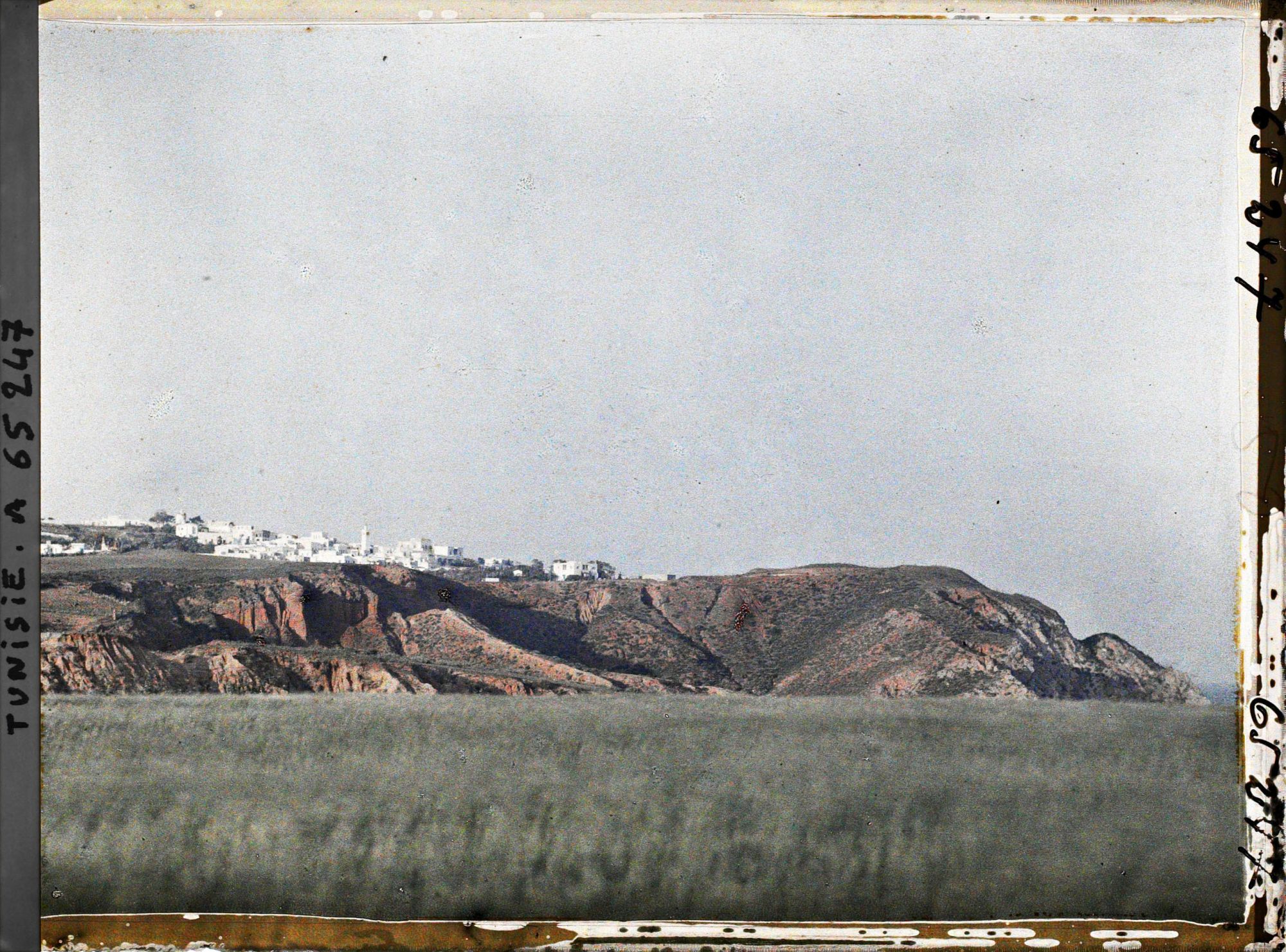 Image représentant Vue panoramique du village perché au sommet des falaises