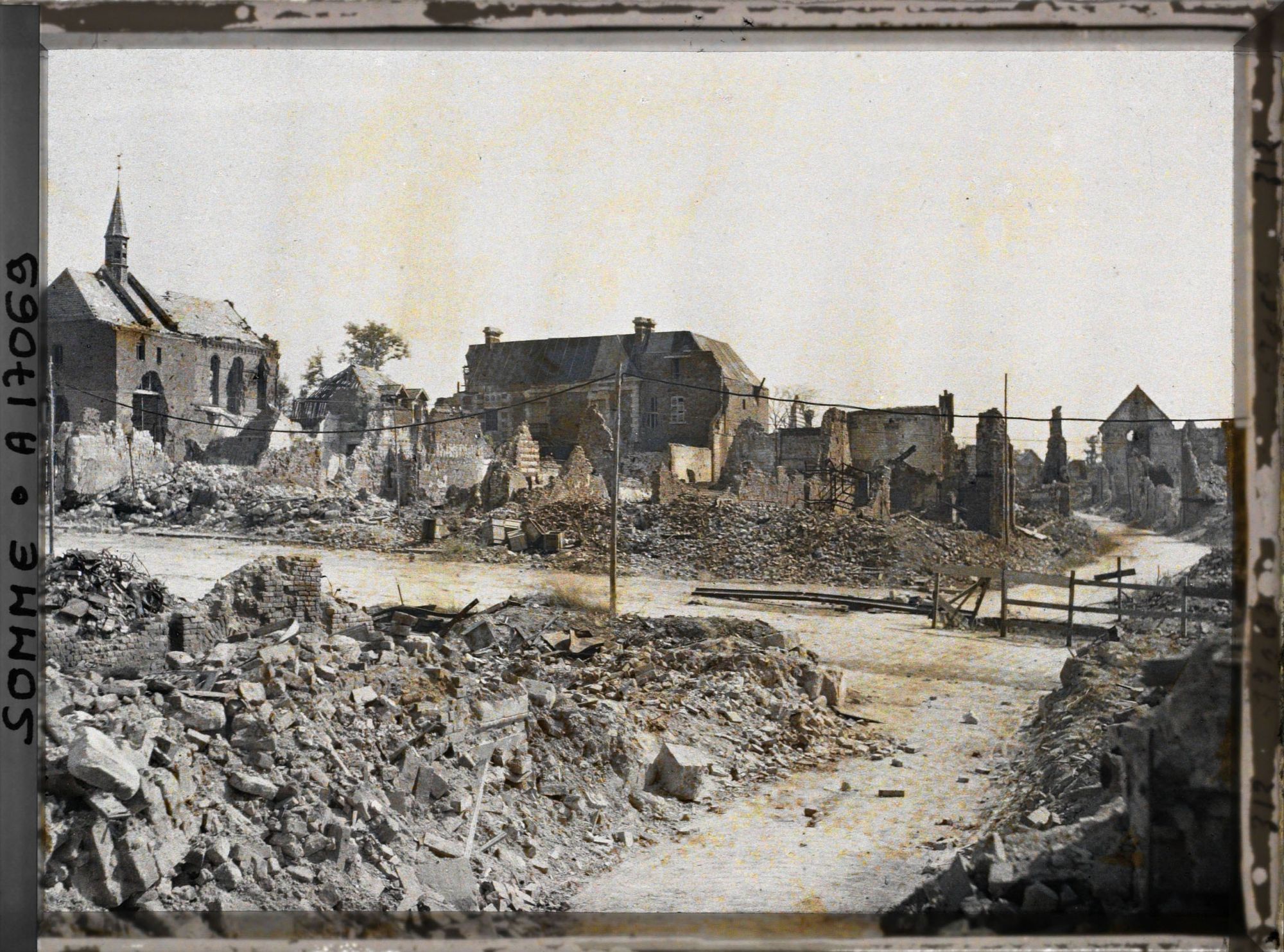 Image représentant France, Montdidier, La Place de l'Hôtel de Ville prise de la rue Jean Dupuy