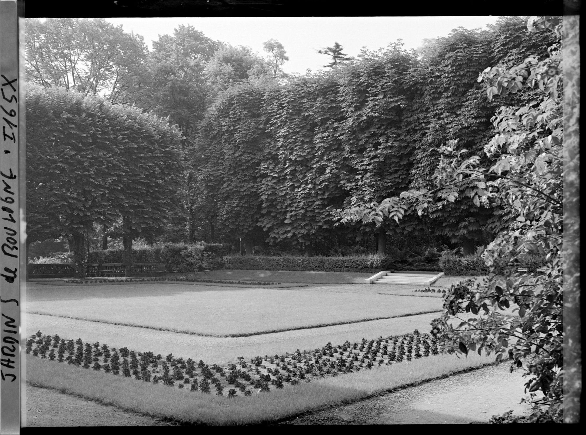 Image représentant Le jardin français vu depuis l'angle du parterre nord-ouest
