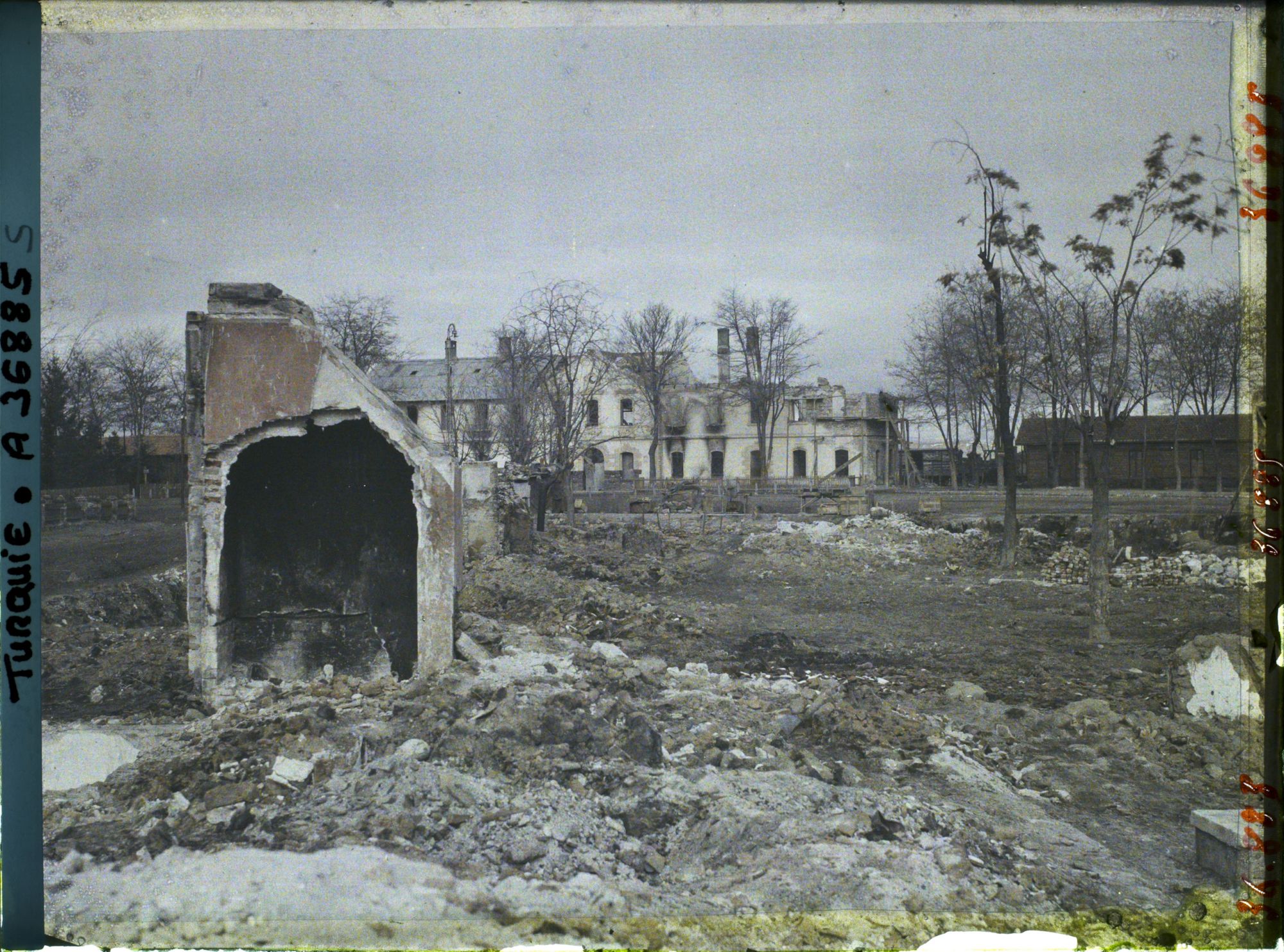 Image représentant Turquie, Eski-Ckehir, Une vue vers les ruines de la Gare