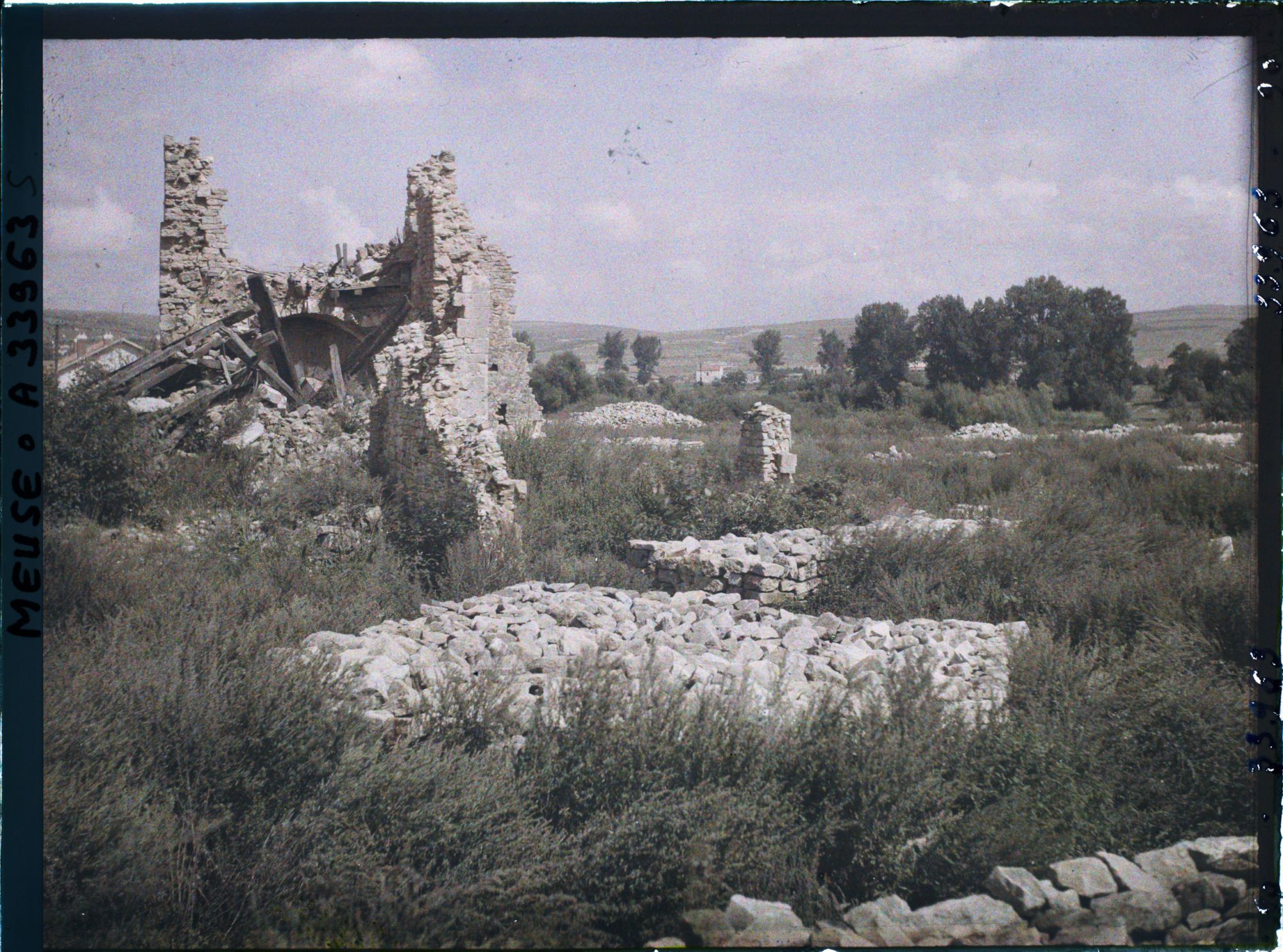 Image représentant France, Charny, Les ruines de l'Eglise, vue prise vers la Meuse