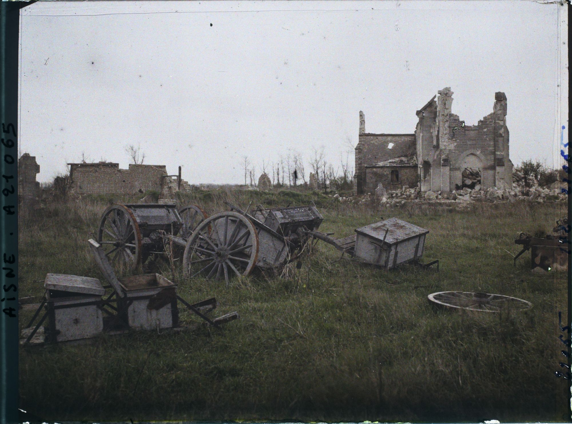 Image représentant France, Condé s/ Suippe, Eglise et Caissons d'artillerie Française