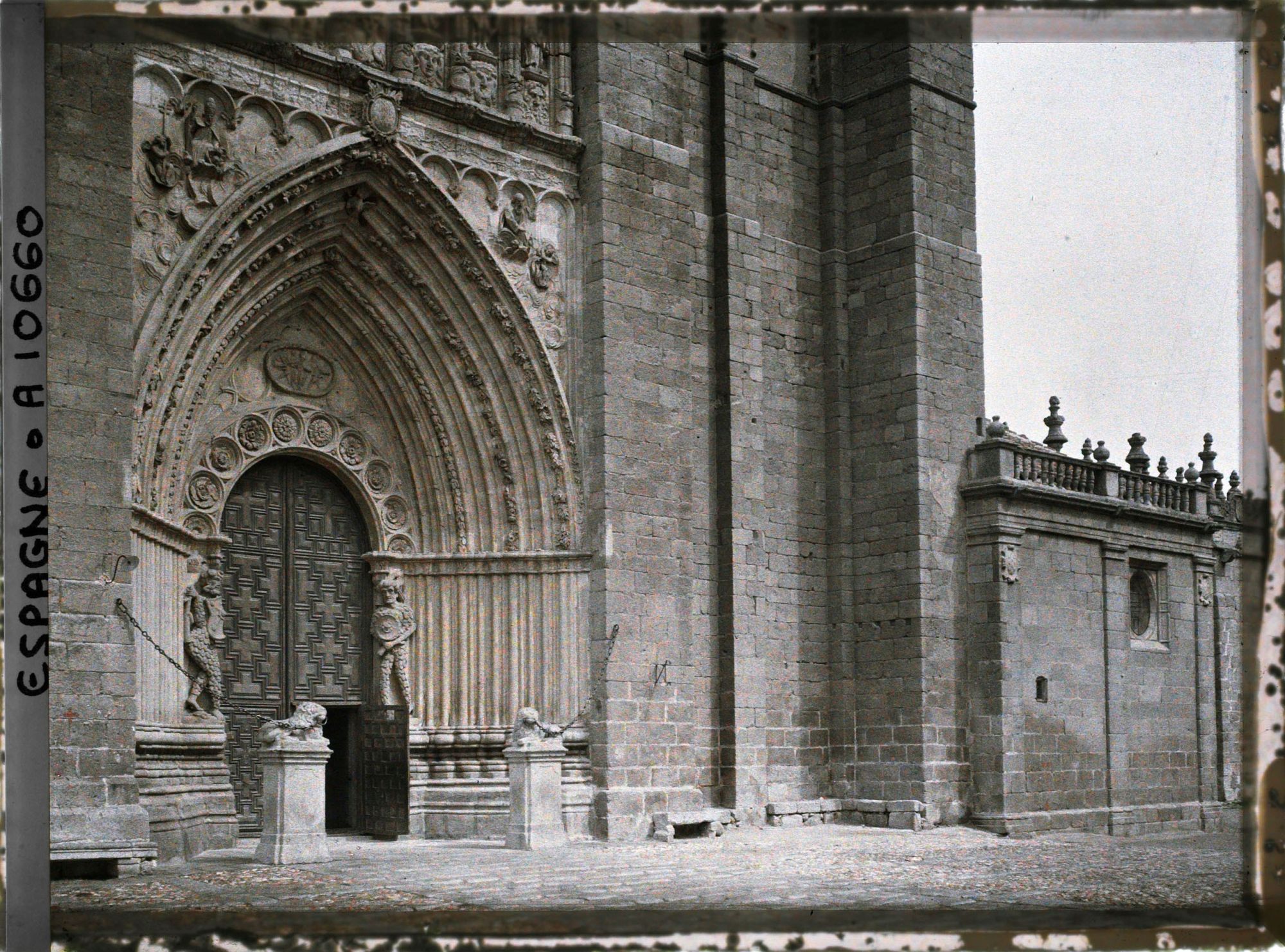 Image représentant Espagne, Avila, La Porte de la Cathédrale et les murs du Cloître