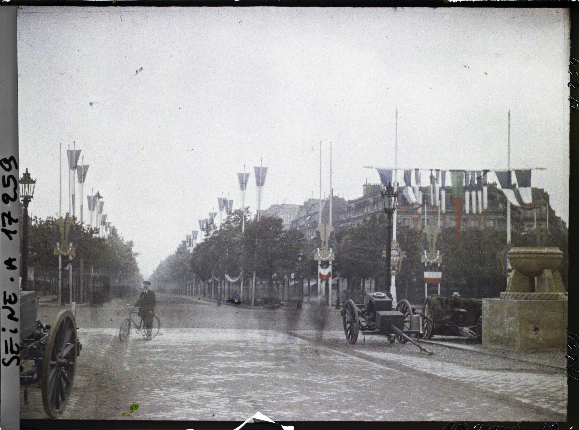 Image représentant L'avenue de la Grande-Armée décorée de drapeaux et de canons pour les fêtes de la Victoire des 13 et 14 juillet