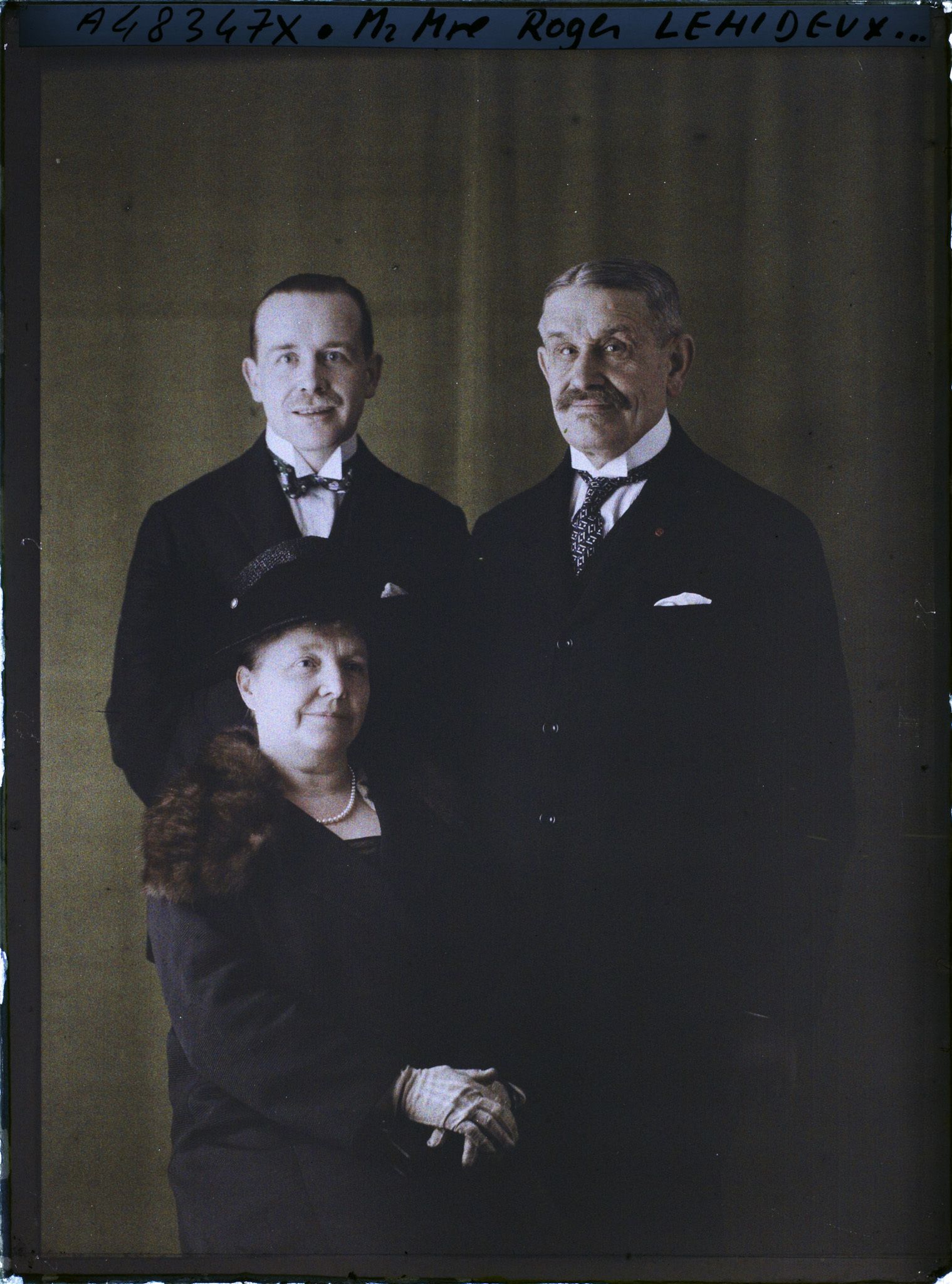 Image représentant Monsieur  https://musee-albert-kahn.s-museum.fr/home/NWQ2OTAwYzNmYjZlZTk1ZWQwODJmMjY4L2dlbmVyaWMtbm90aWNlLXRhYi9hdXRob3JpdHkvNjE3YTc5ZjVjZjhiODk2OGIzMzM3ZDIx/5d6900c3fb6ee95ed082f268/generic-notice-tab/authority/617a79ebcf8b8968b333716f Roger Lehideux avec son épouse  https://musee-albert-kahn.s-museum.fr/home/NWQ2OTAwYzNmYjZlZTk1ZWQwODJmMjY4L2dlbmVyaWMtbm90aWNlLXRhYi9hdXRob3JpdHkvNjE3YTc5ZjVjZjhiODk2OGIzMzM3ZDIx/5d6900c3fb6ee95ed082f268/generic-notice-tab/authority/617a79ebcf8b8968b3337170 Gabrielle et leur fils  https://musee-albert-kahn.s-museum.fr/home/NWQ2OTAwYzNmYjZlZTk1ZWQwODJmMjY4L2dlbmVyaWMtbm90aWNlLXRhYi9hdXRob3JpdHkvNjE3YTc5ZjVjZjhiODk2OGIzMzM3ZDIx/5d6900c3fb6ee95ed082f268/generic-notice-tab/authority/617a79ebcf8b8968b333716c Pierre Lehideux