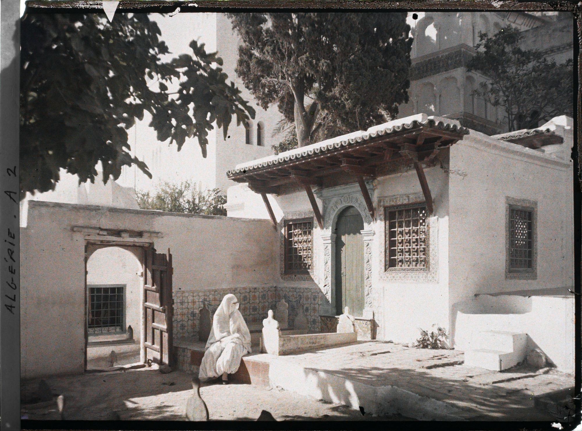 Image représentant Mosquée-zaouia de Sidi Abd Er Rahmane, la cour de la koubba renfermant la tombe d'Ahmed, dernier bey de Constantine