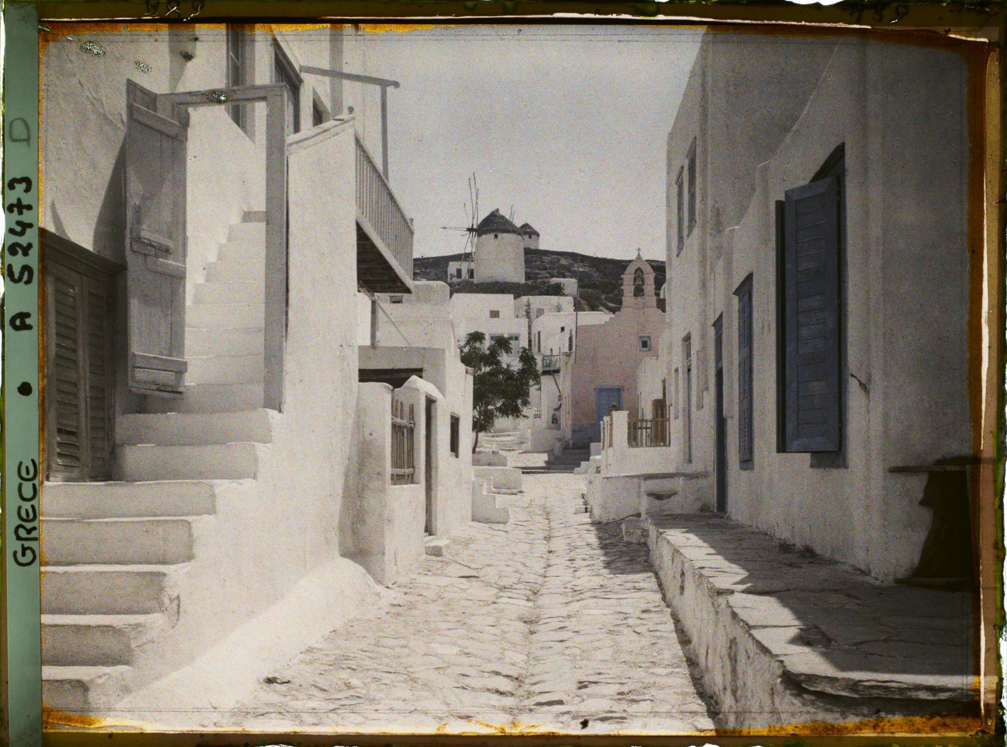 Image représentant Une rue avec Chapelle