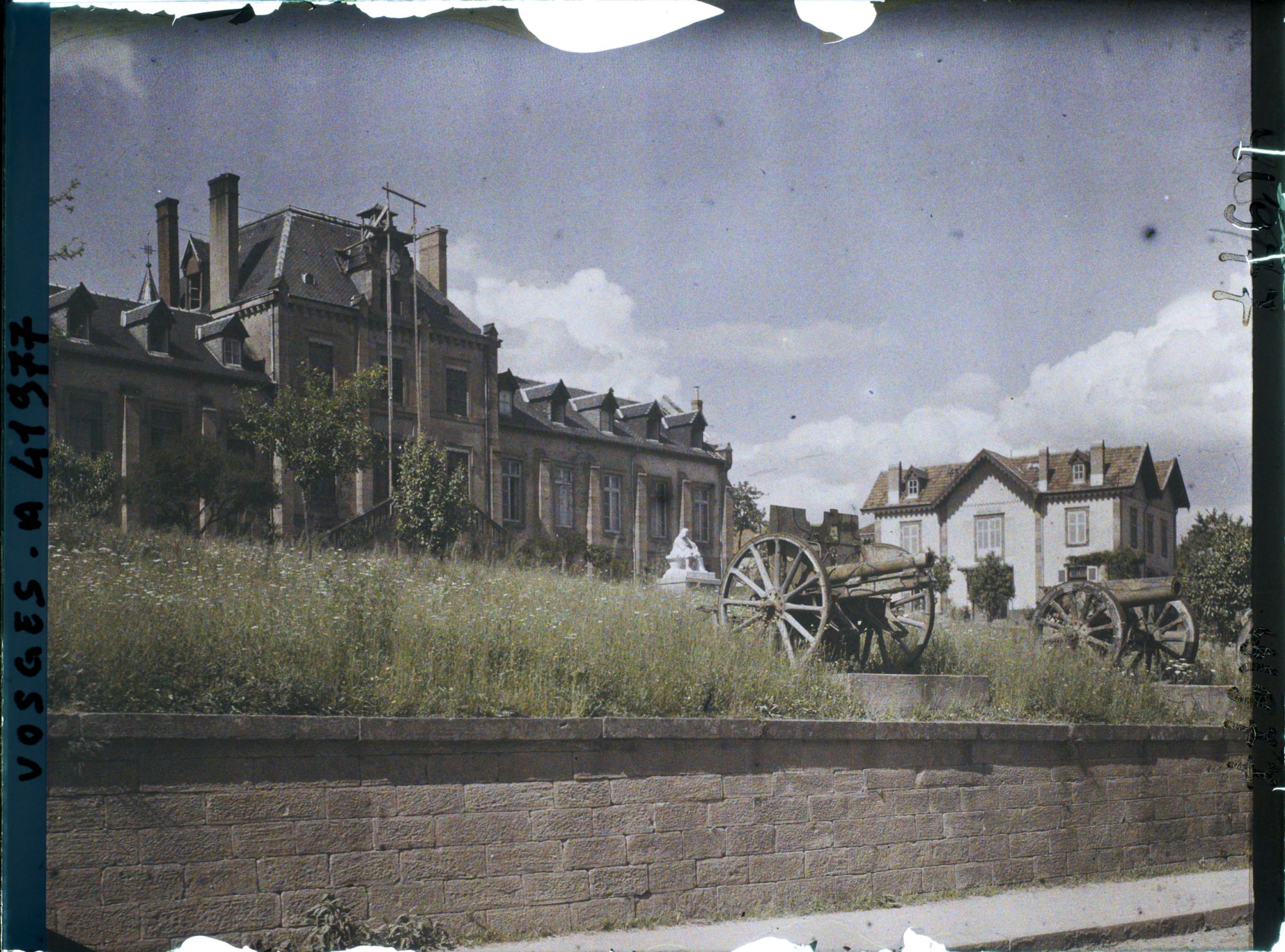 Image représentant Deux canons devant l'hôpital