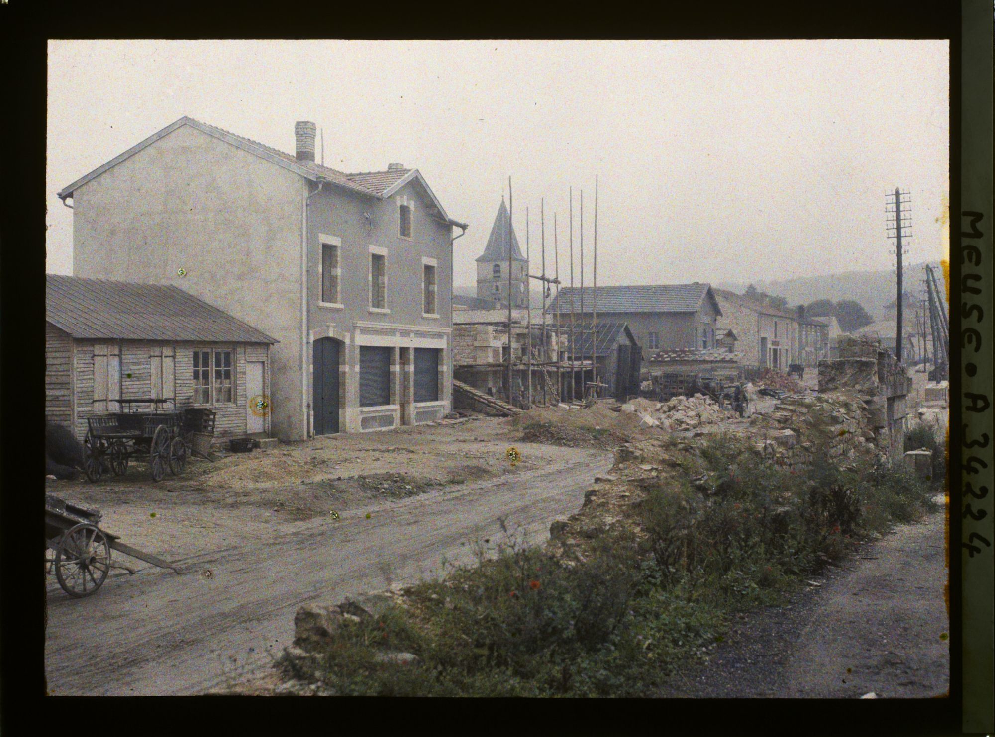 Image représentant France, Vigneulles les Hattonchatel, Une vue vers l'Eglise