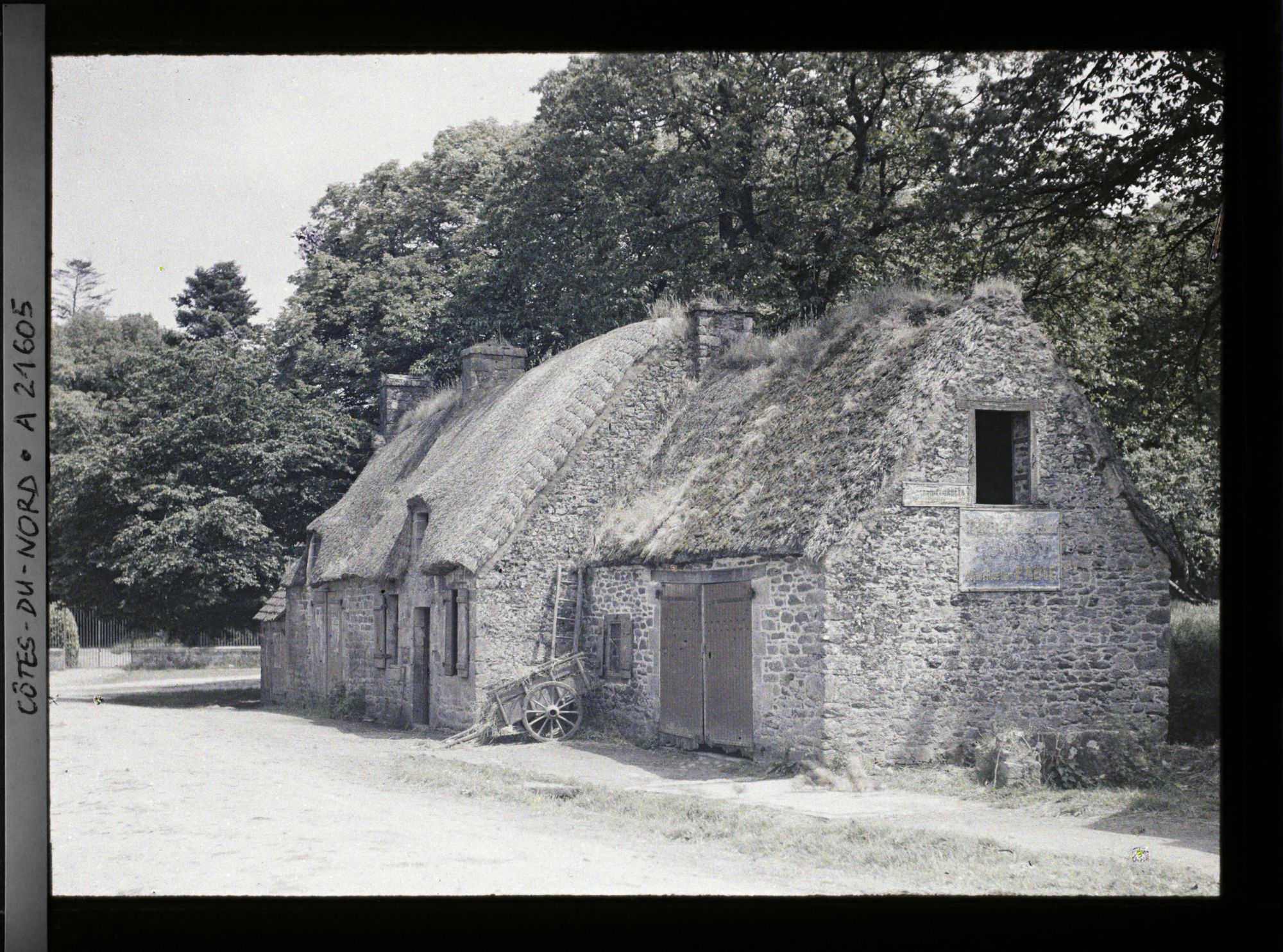 Image représentant Une ferme à toit de chaume