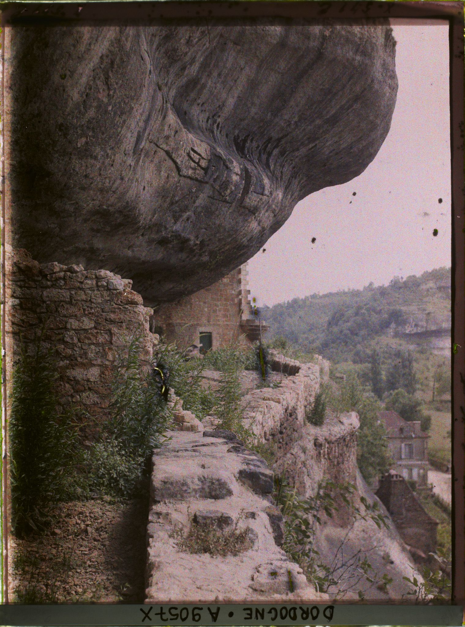 Image représentant France, Les Eyzies (Dordogne), Vue de la même plateforme avec les ruines et le rocher Champignon