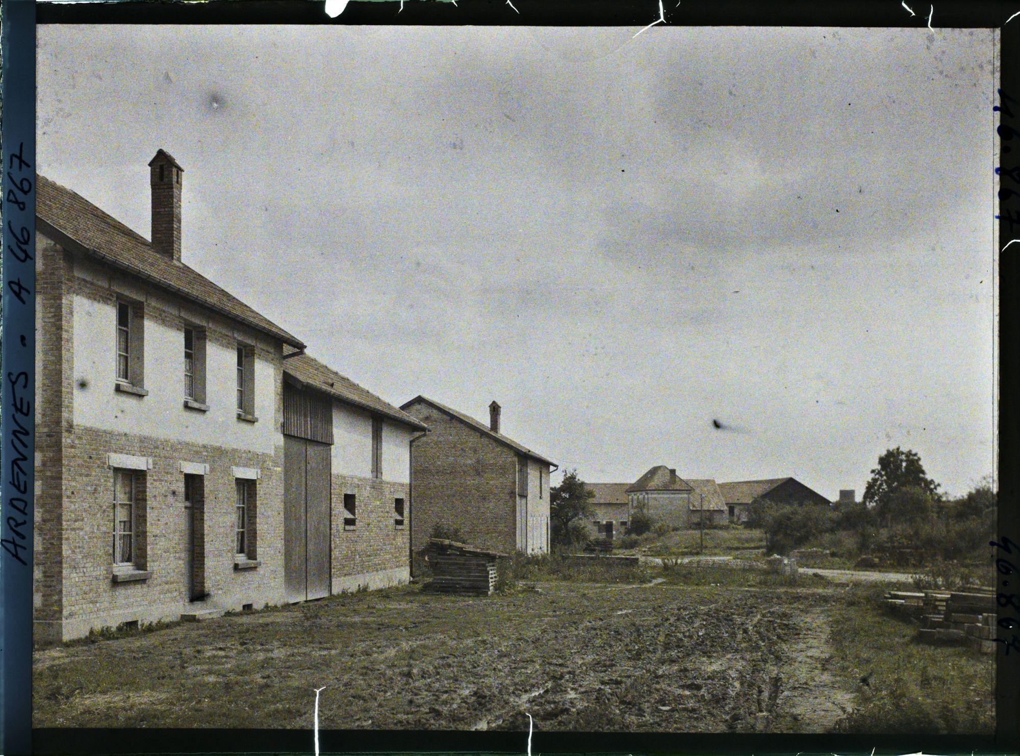 Image représentant France, Challerange Hte 380 h, Sortie de Challerange par la route de Grand - Pré