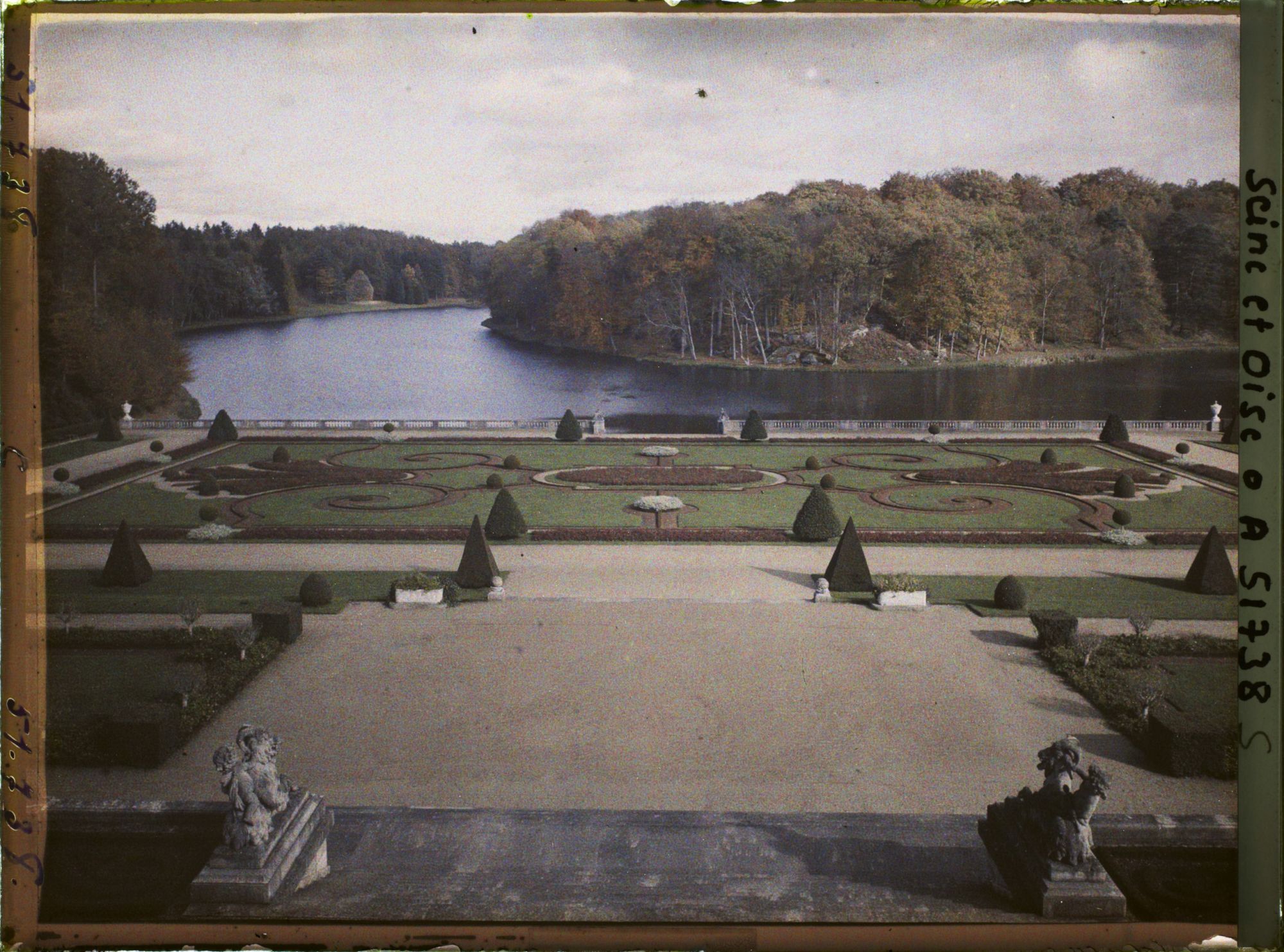 Image représentant Les jardins vus du château de Voisins