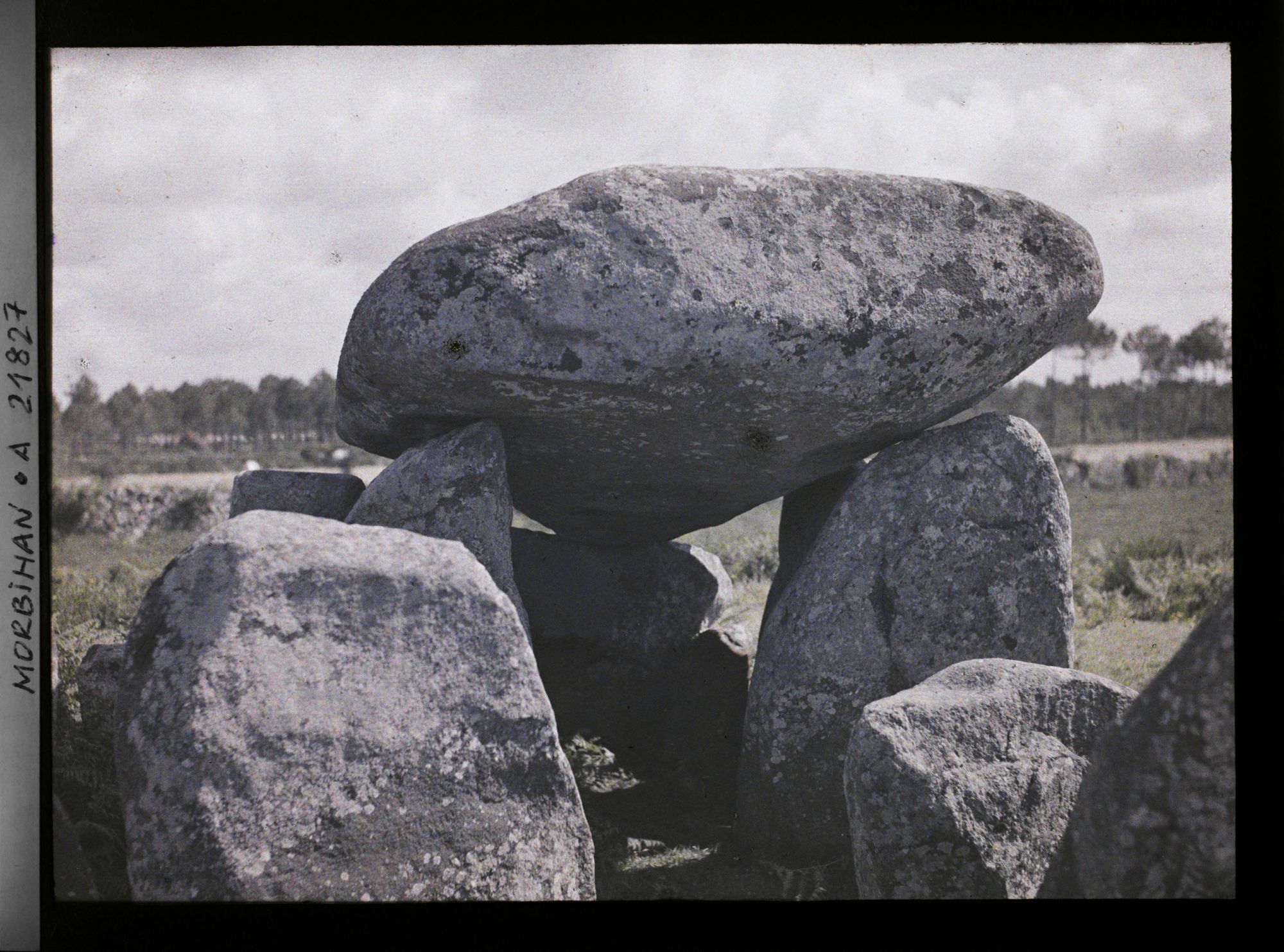 Image représentant L'une des chambres du dolmen de Keriaval, route d'Auray à Carnac