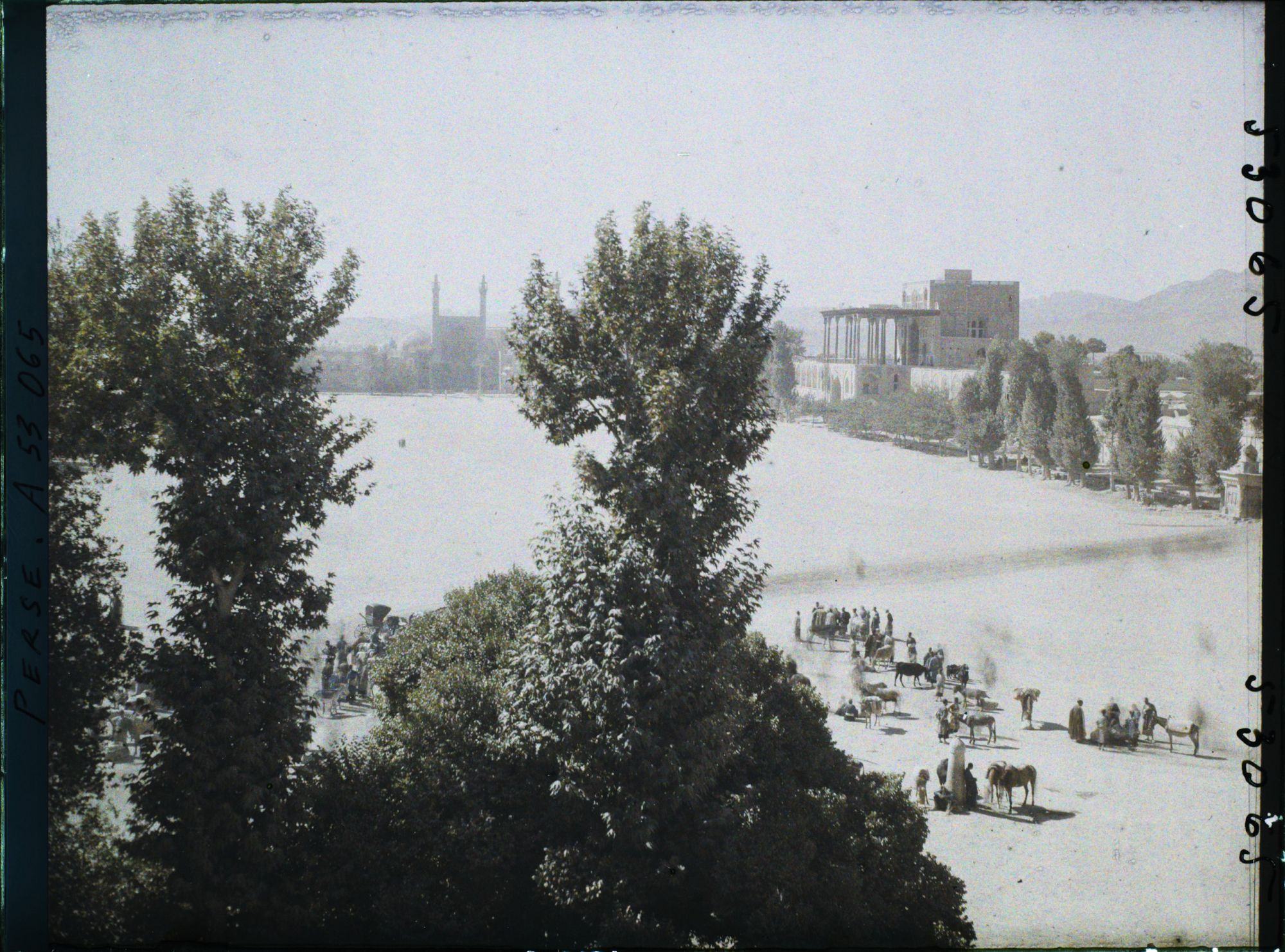Image représentant La place Naghsh-e Jahan ou Meydan-i-Chah (place Royale), vers la mosquée du Chah au sud et le palais d'Ali Qapu à l'ouest