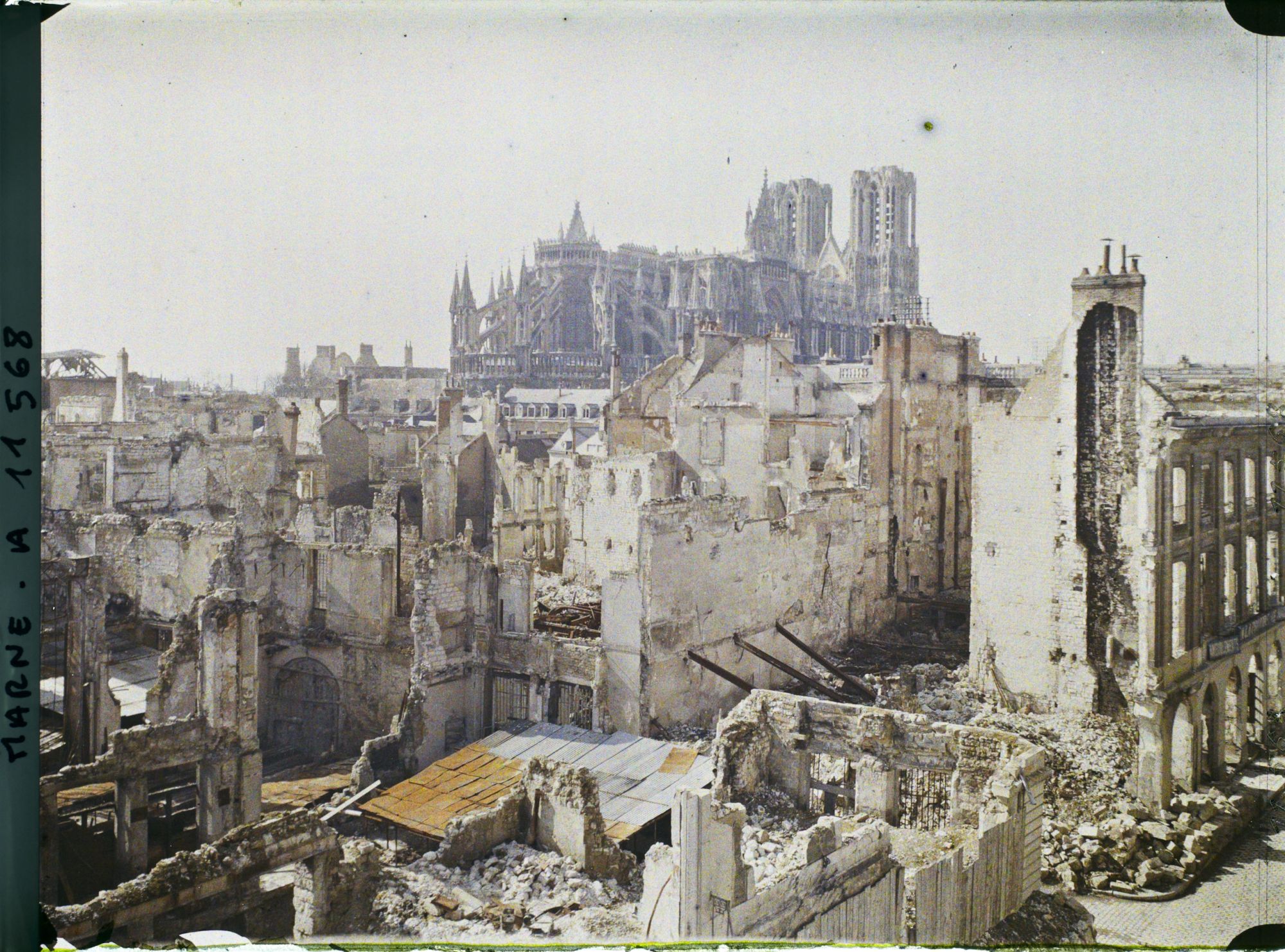 Image représentant Ruines du quartier de l'Université, au fond la cathédrale