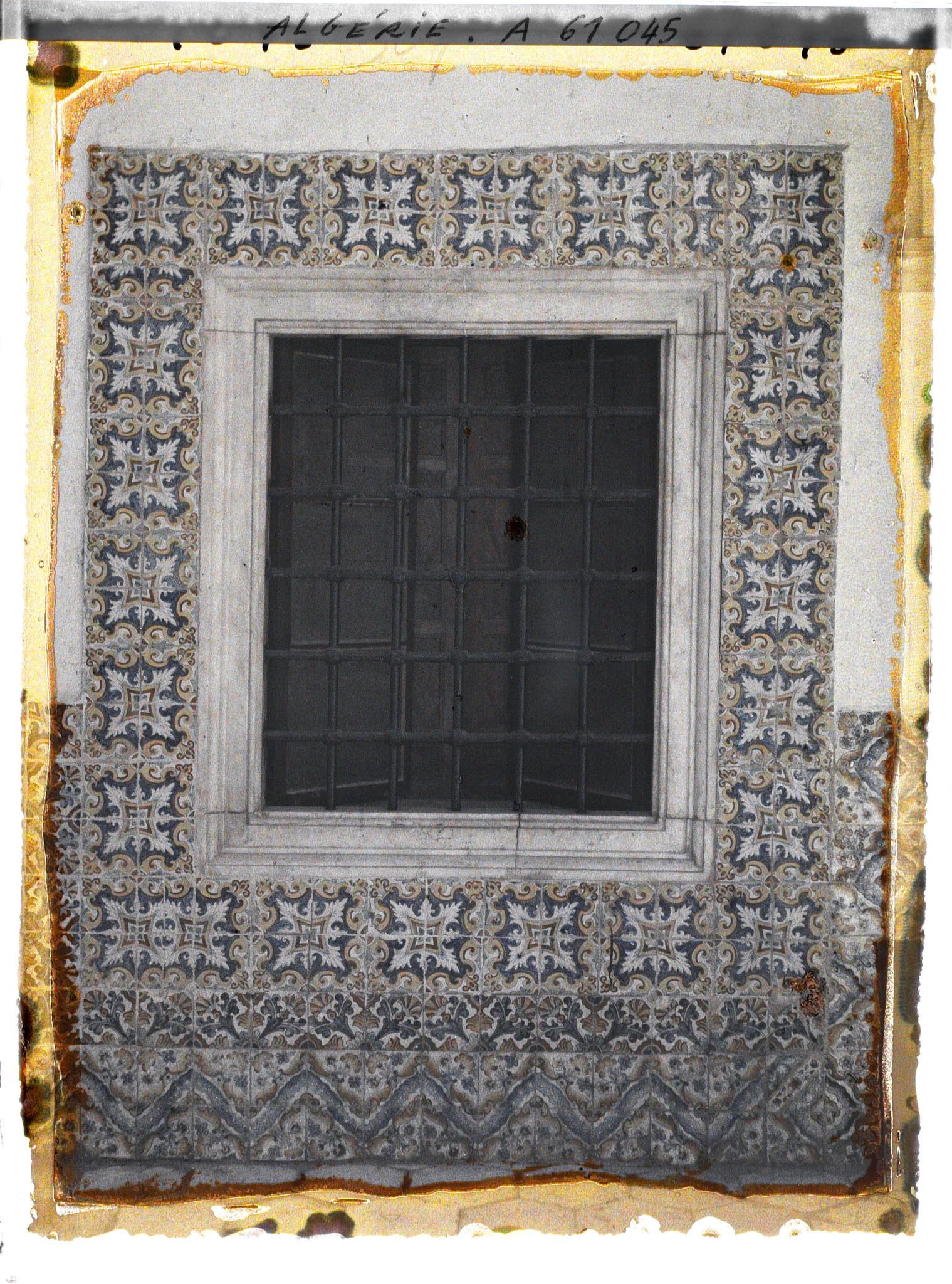 Image représentant Fenêtre entourée de faïences italiennes du patio de la Bibliothèque nationale (Dar Mustapha Pacha)