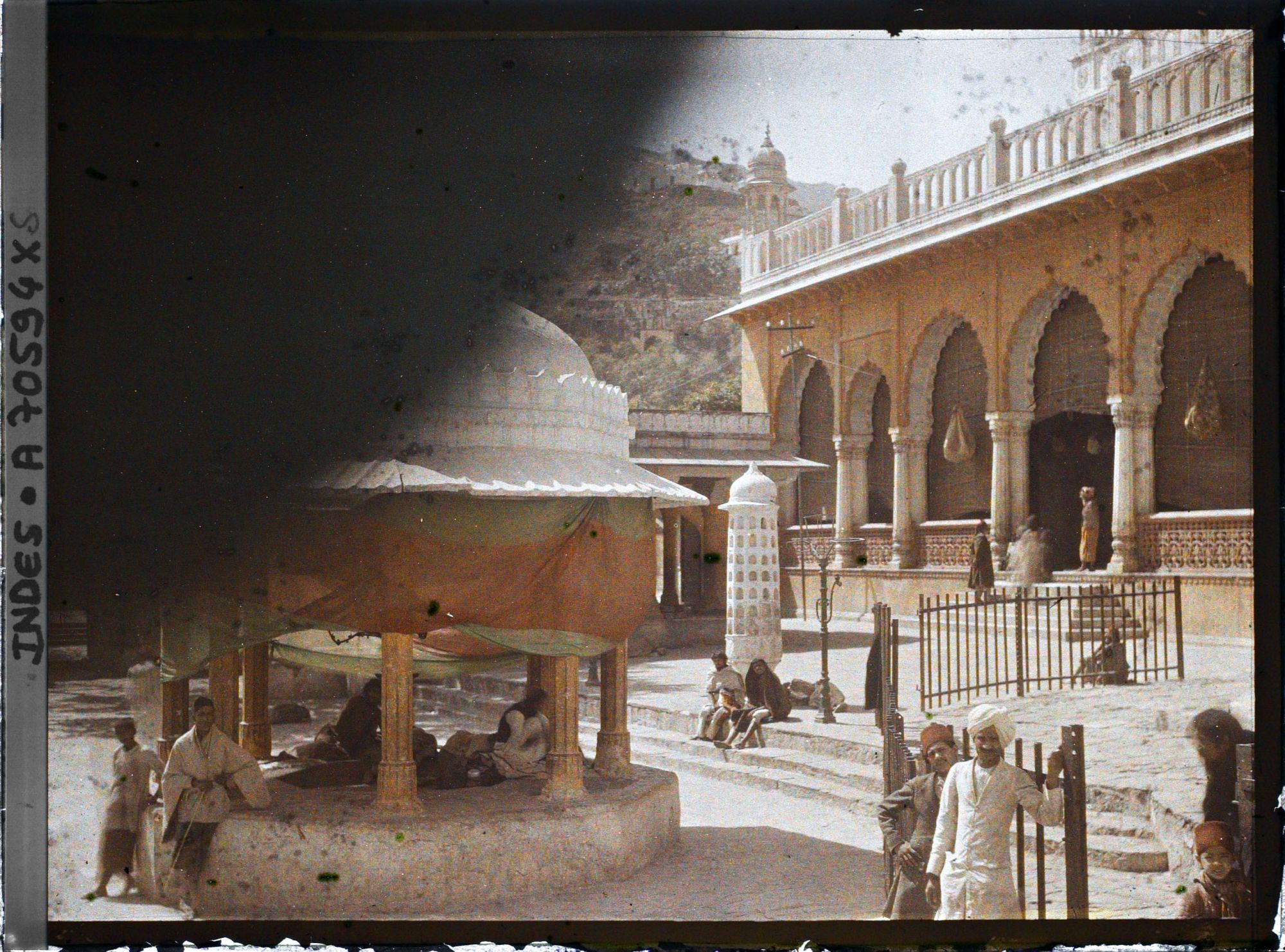 Image représentant Dans la troisième cour du dargâh Sharif, une fontaine aux ablutions et, à droite la salle Mehfil Khana