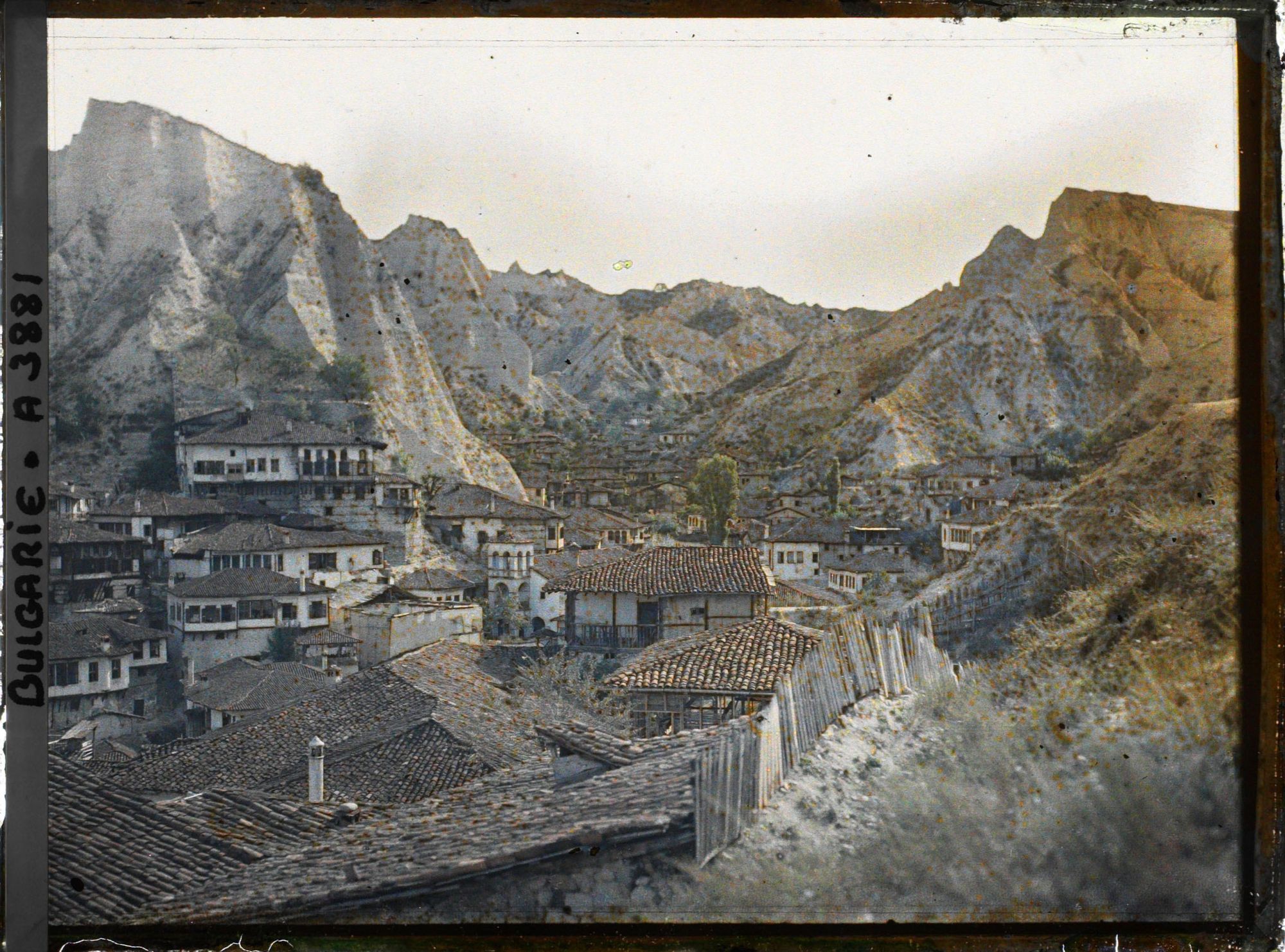 Image représentant La ville, au pied des falaises de grès