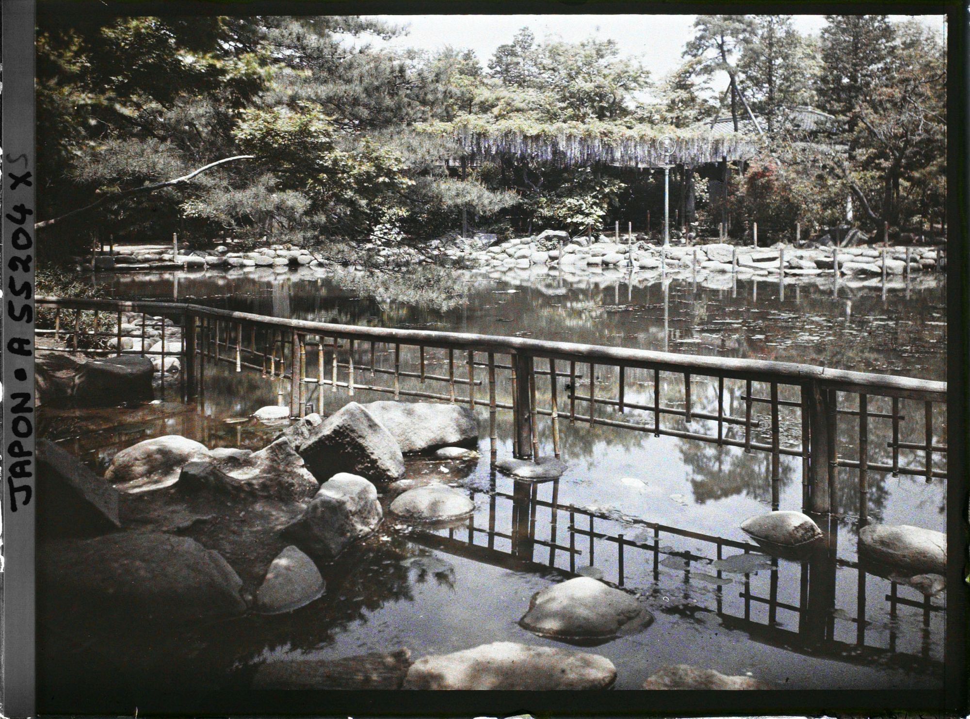 Image représentant Hibiya-koen (parc de Hibiya), un étang