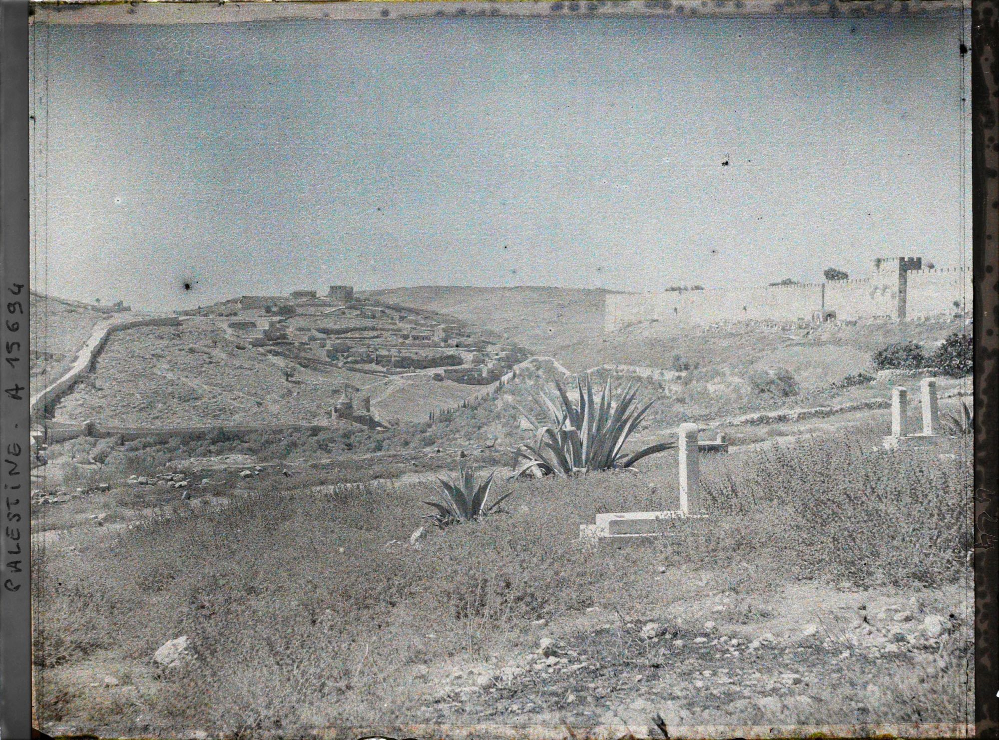 Image représentant Vue de l'enceinte de la vieille ville et de la colline de l'Offense