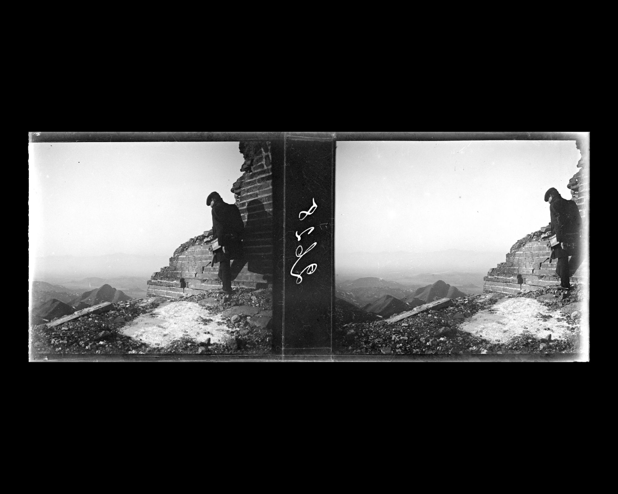 Image représentant Maurice Lévy au pied du fortin no 3 de la section sud de la Grande Muraille