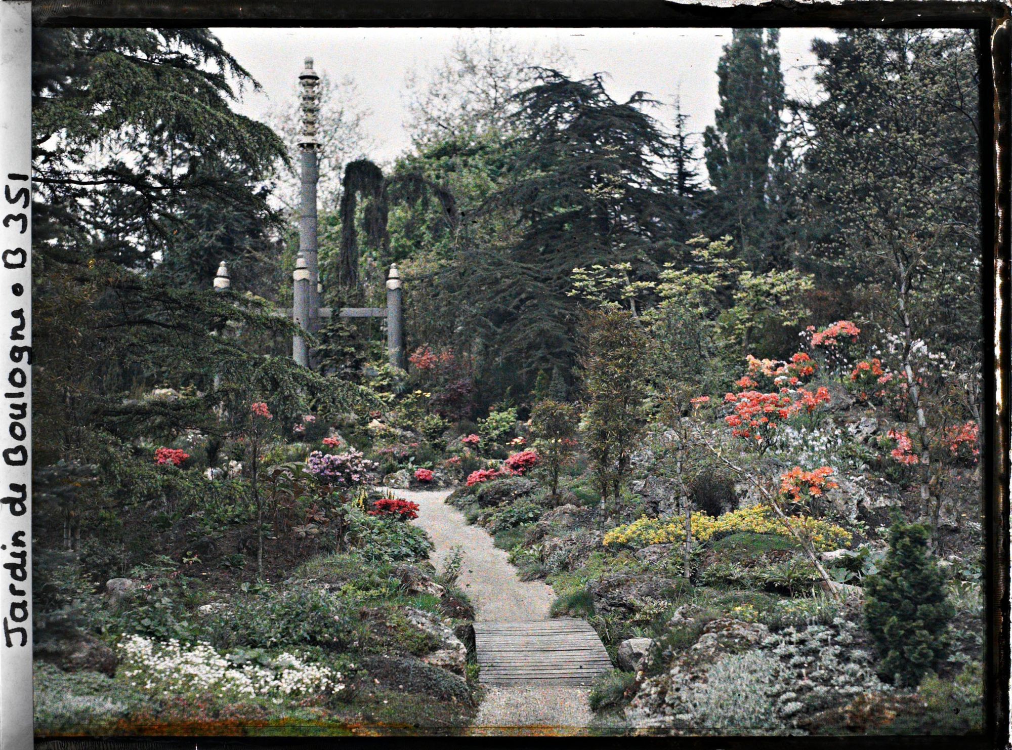 Image représentant Chemin du " sanctuaire japonais " menant au sôrintô, bordé de rocailles, arbres et bambous