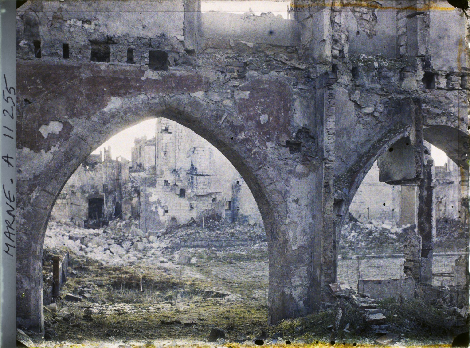 Image représentant L'ancien couvent des Pères Cordeliers, rue des Trois Raisinets