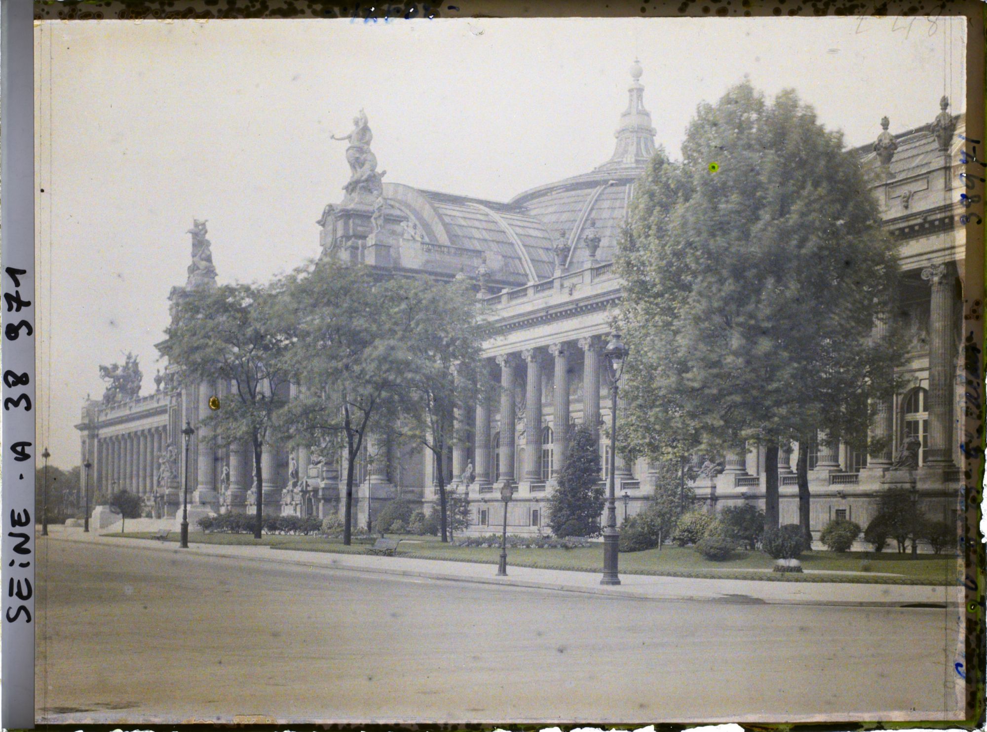 Image représentant Le Grand-Palais et l'ancienne avenue Nicolas II (actuelle avenue Winston Churchill)