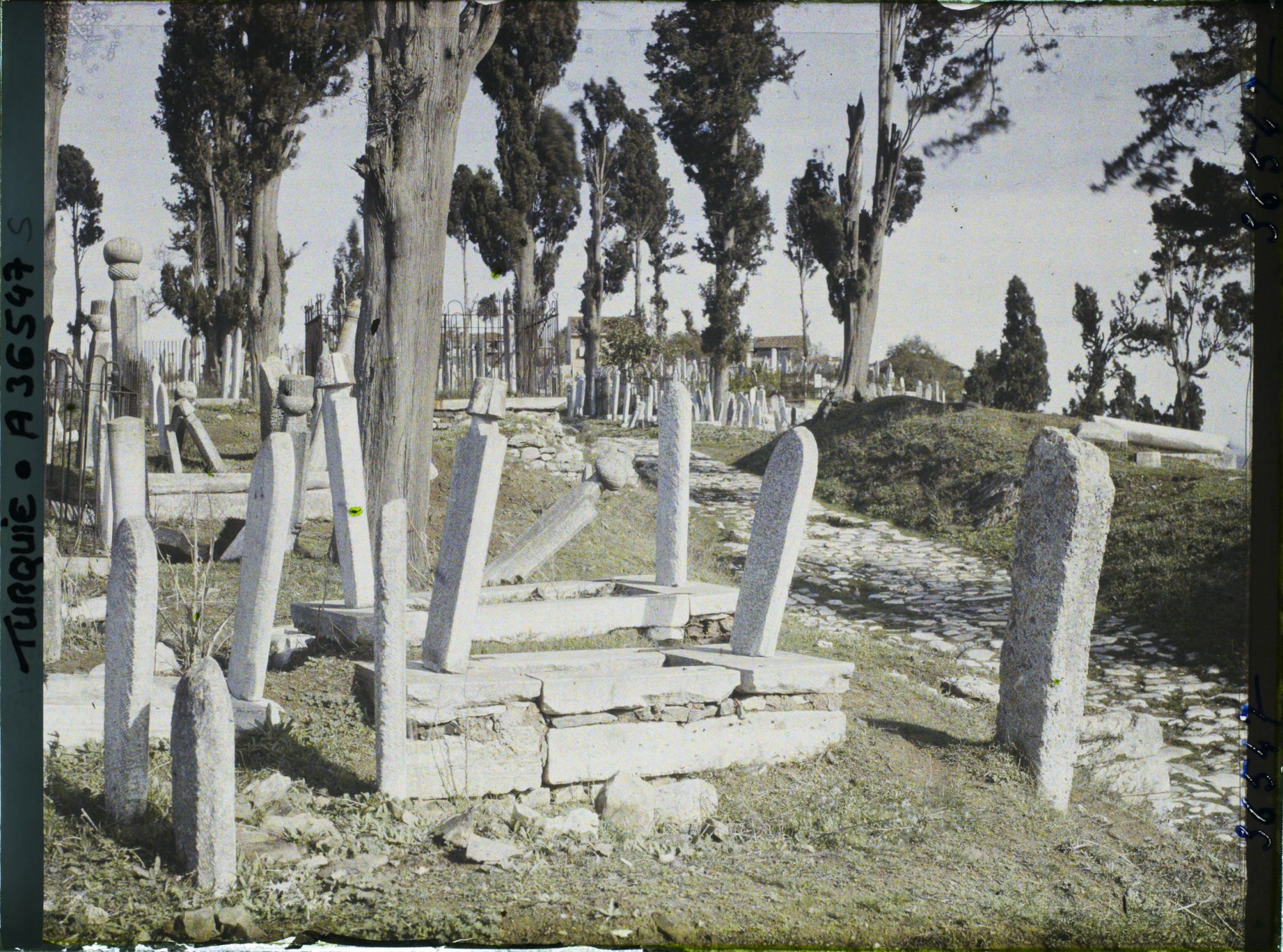 Image représentant Turquie, Constantinople- Eyoub, Petit Village d'Eyoub et le Sommet du Cimetière
