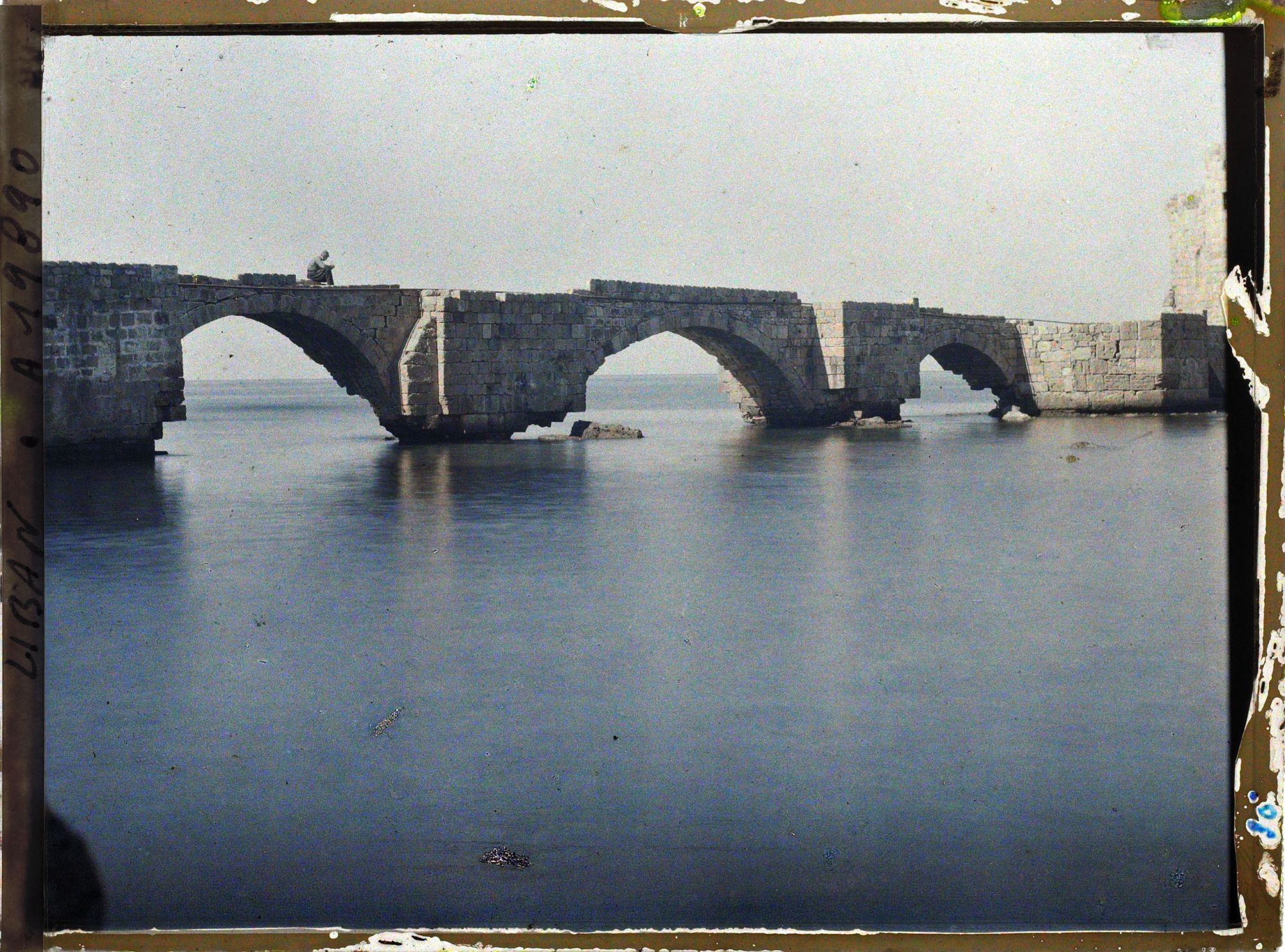 Image représentant Le pont menant au château de la mer