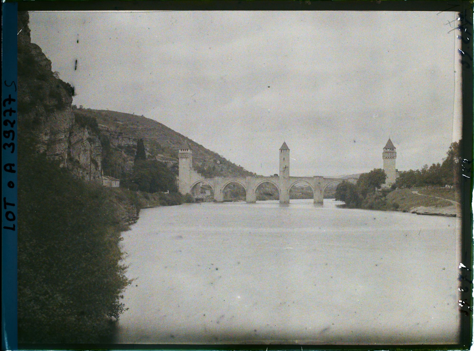 Image représentant France, Cahors, Le Lot et le pont Valentré vue prise de la rive gauche vers l'aval