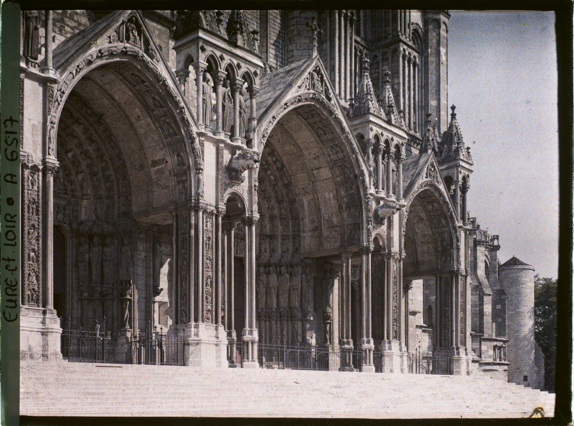 Image représentant Détail du porche du portail sud de la cathédrale Notre-Dame